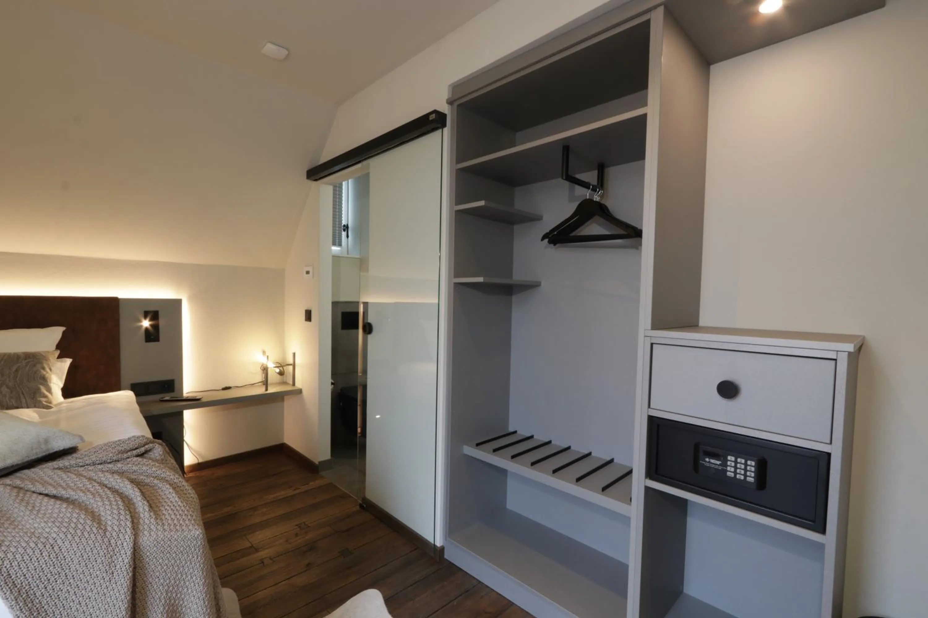 Photo of the whole room, Bed in REINHARDTs HOTEL