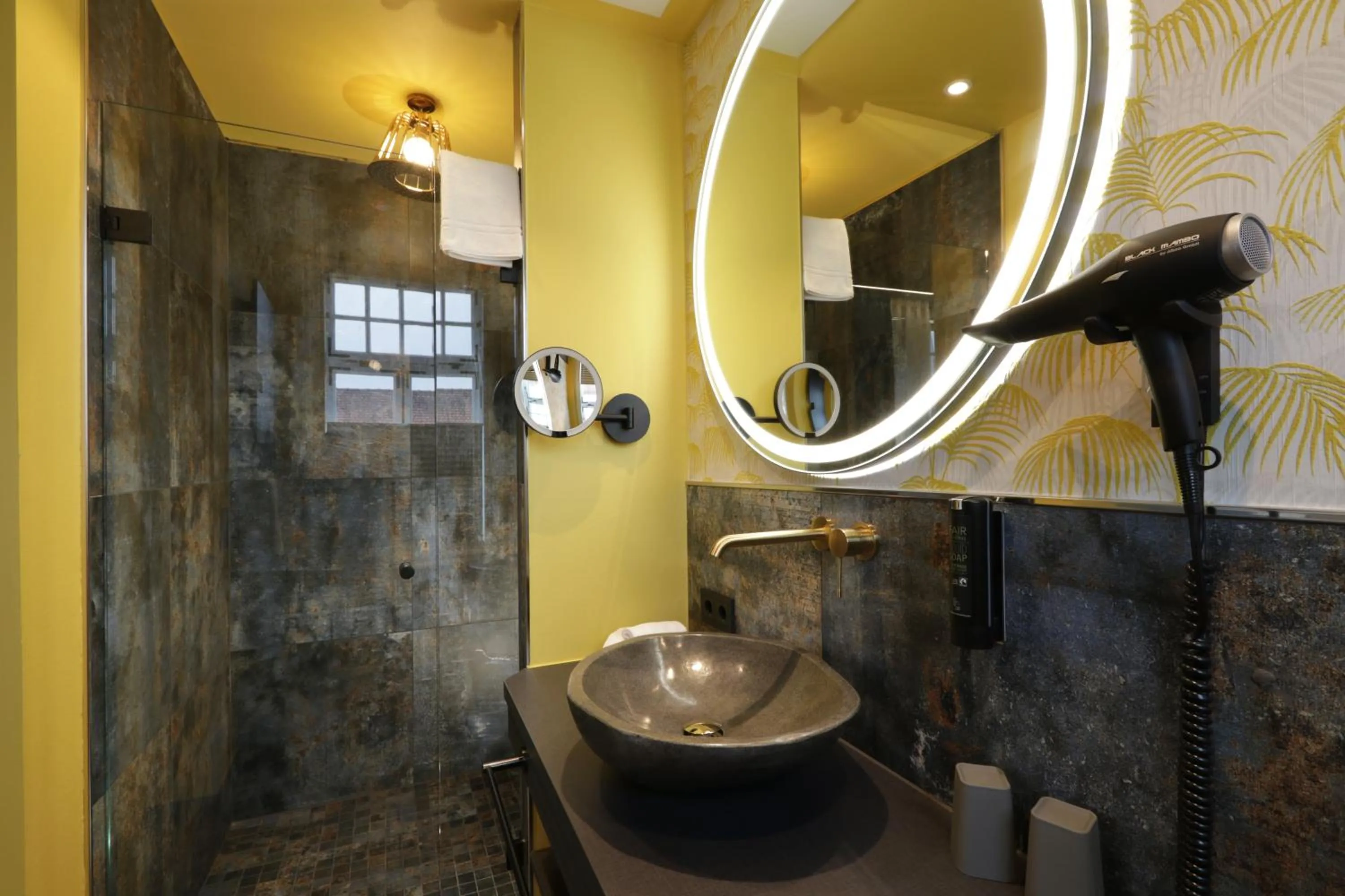 Bathroom in REINHARDTs HOTEL