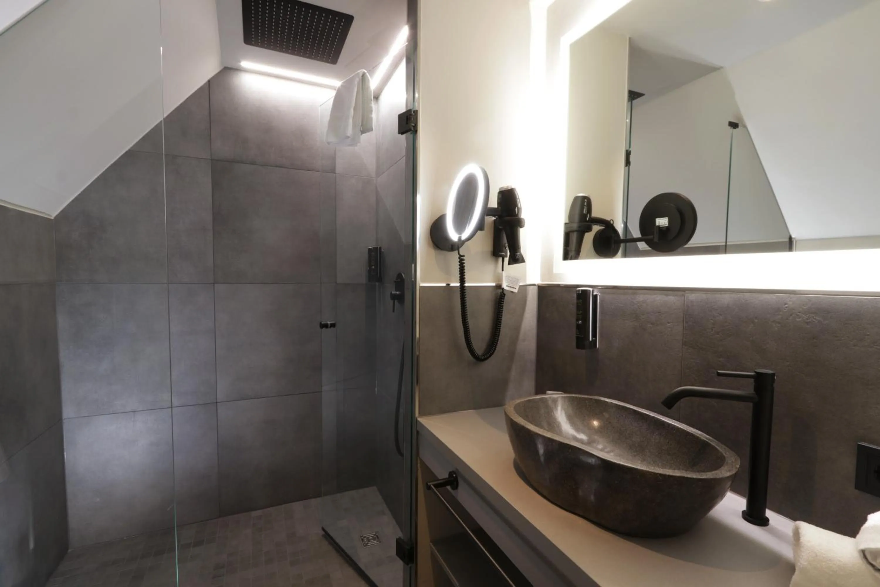 Bathroom in REINHARDTs HOTEL