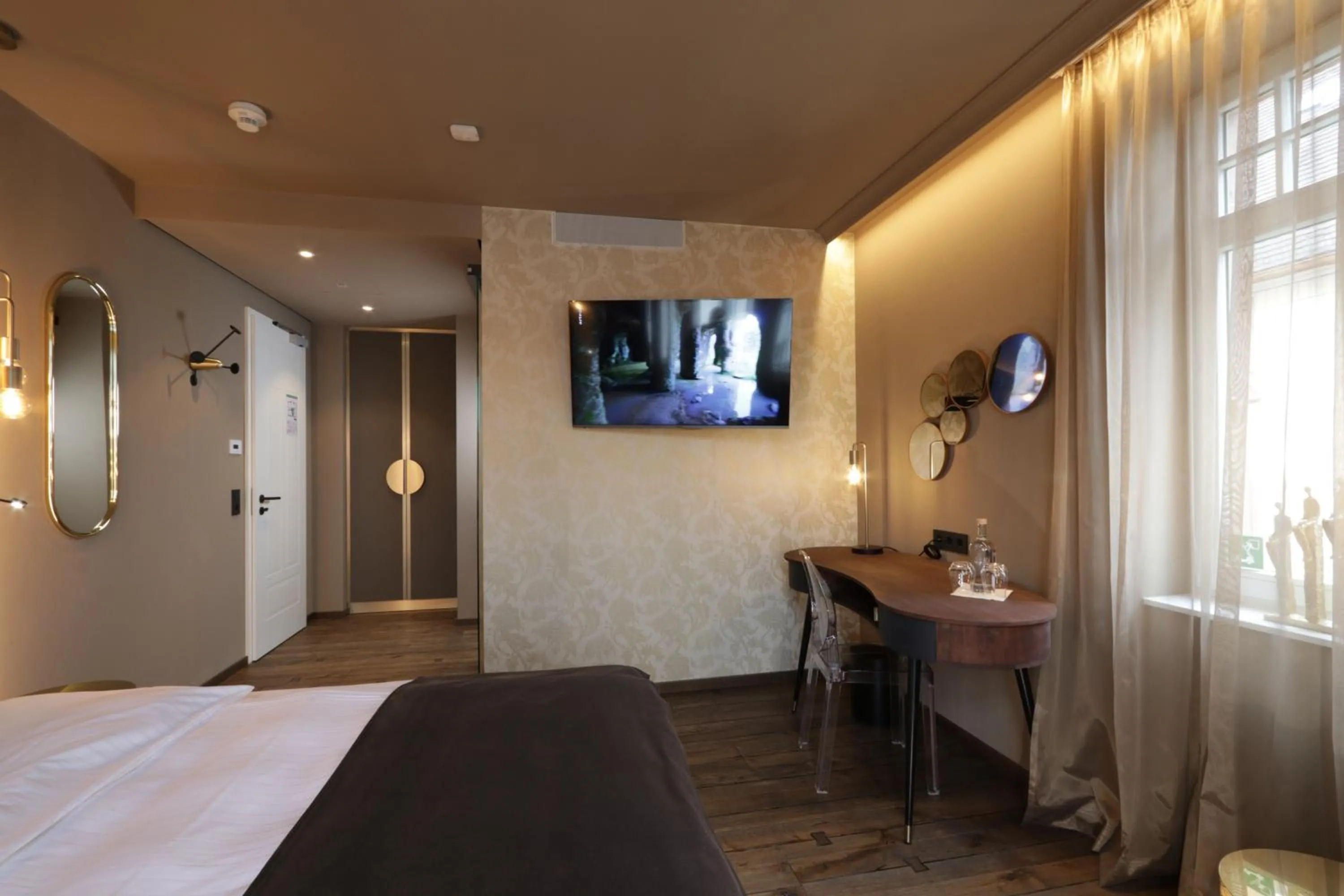 Photo of the whole room, Bed in REINHARDTs HOTEL