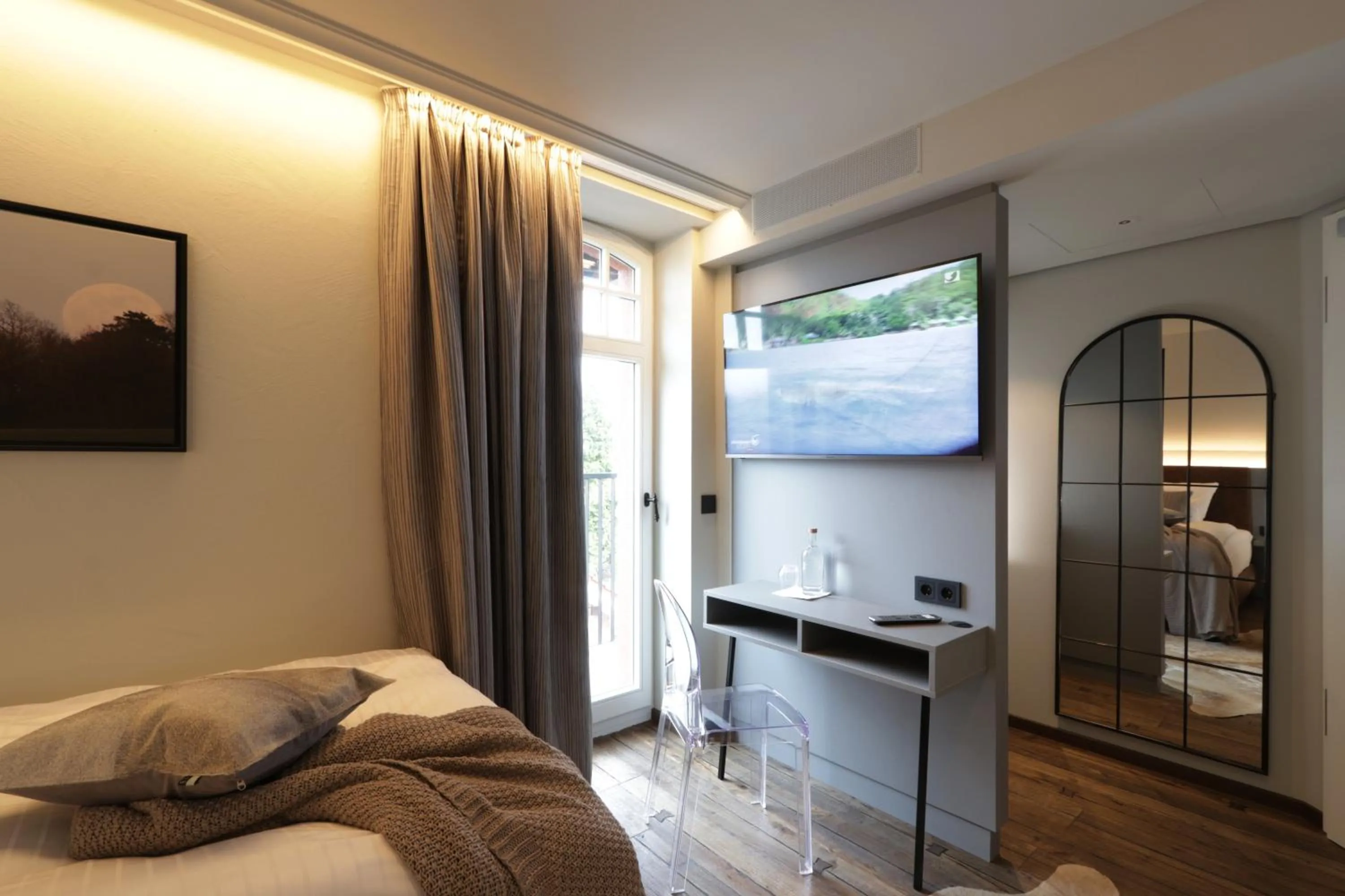 Photo of the whole room, Bed in REINHARDTs HOTEL