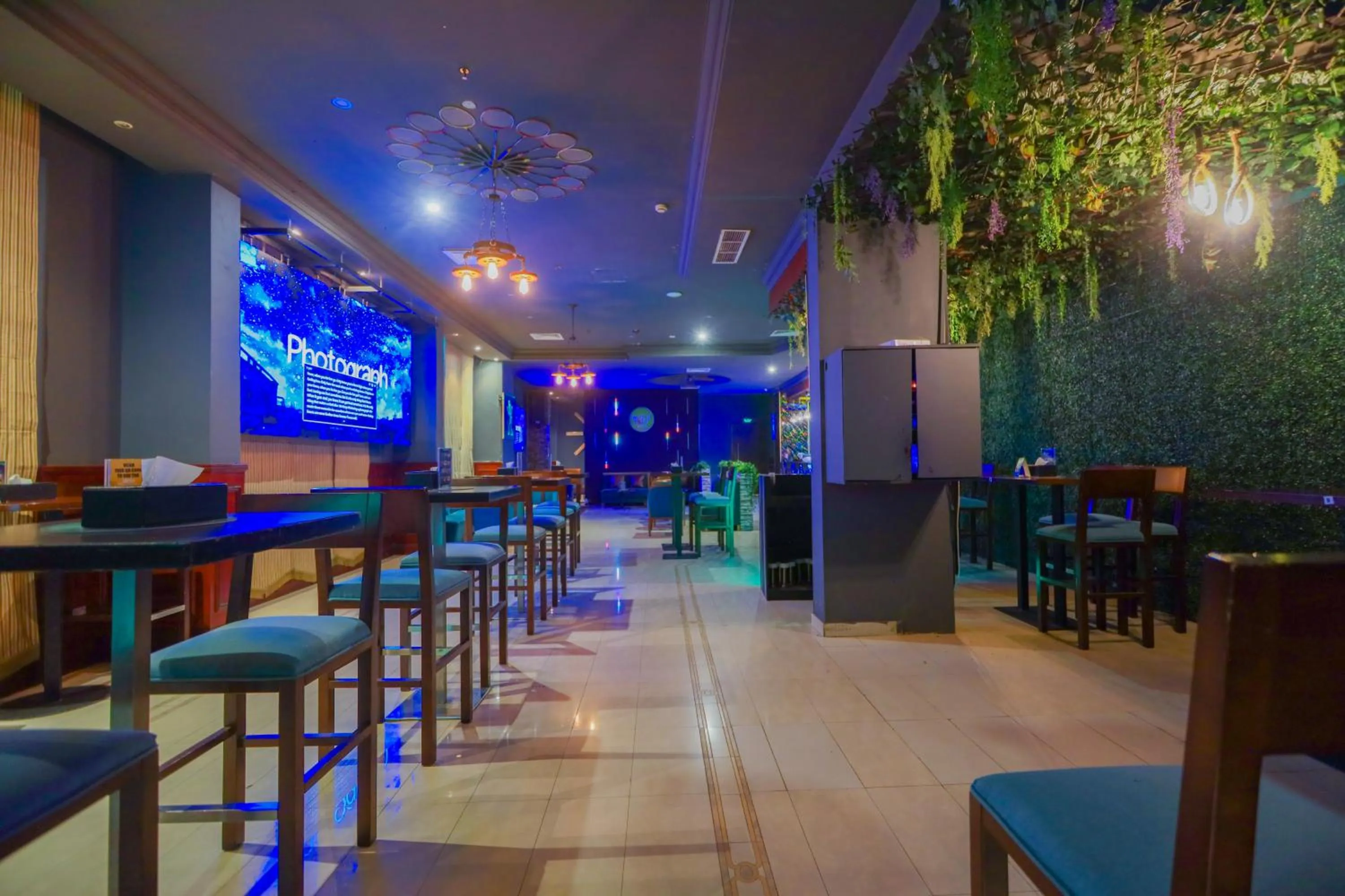 Restaurant/places to eat in Ramee Palace Hotel