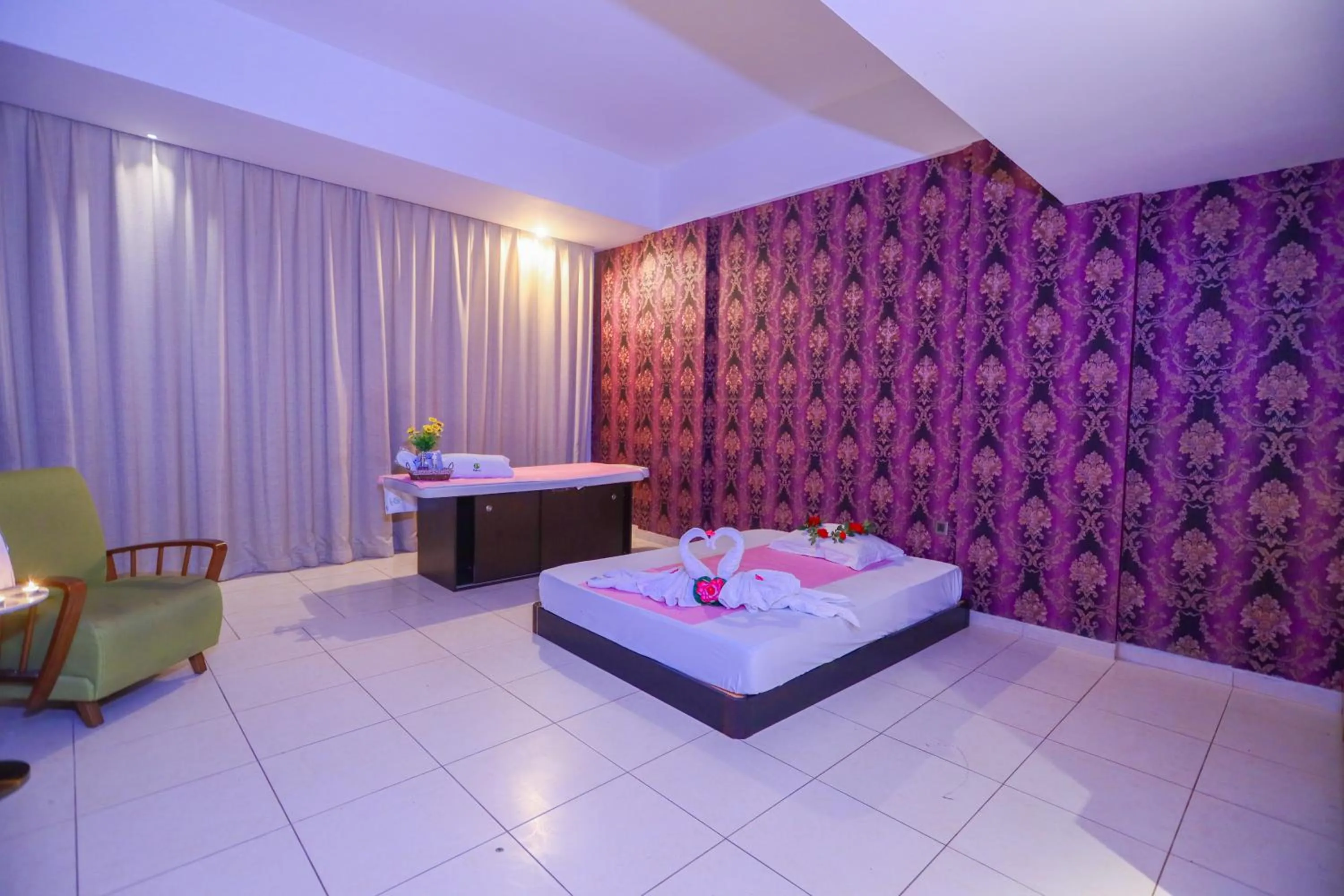 Spa and wellness centre/facilities, Bed in Ramee Palace Hotel