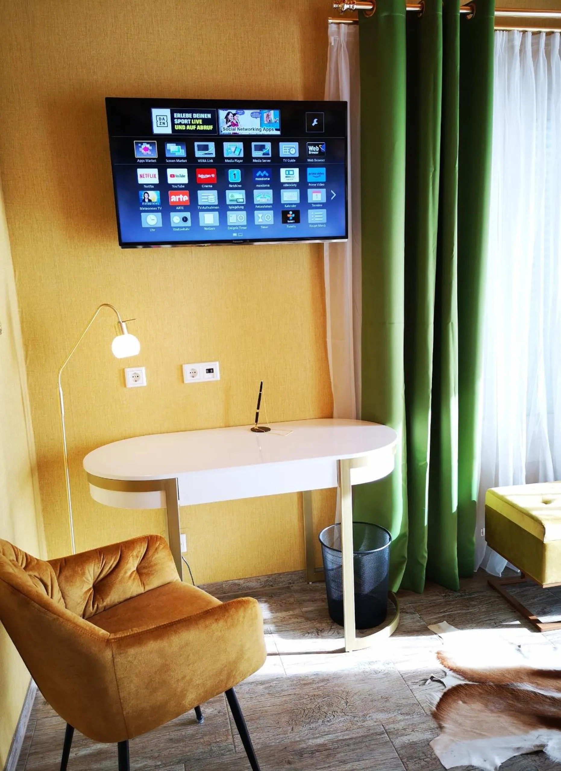 TV and multimedia in Aparthotel "Goldener Hahn Apartments"