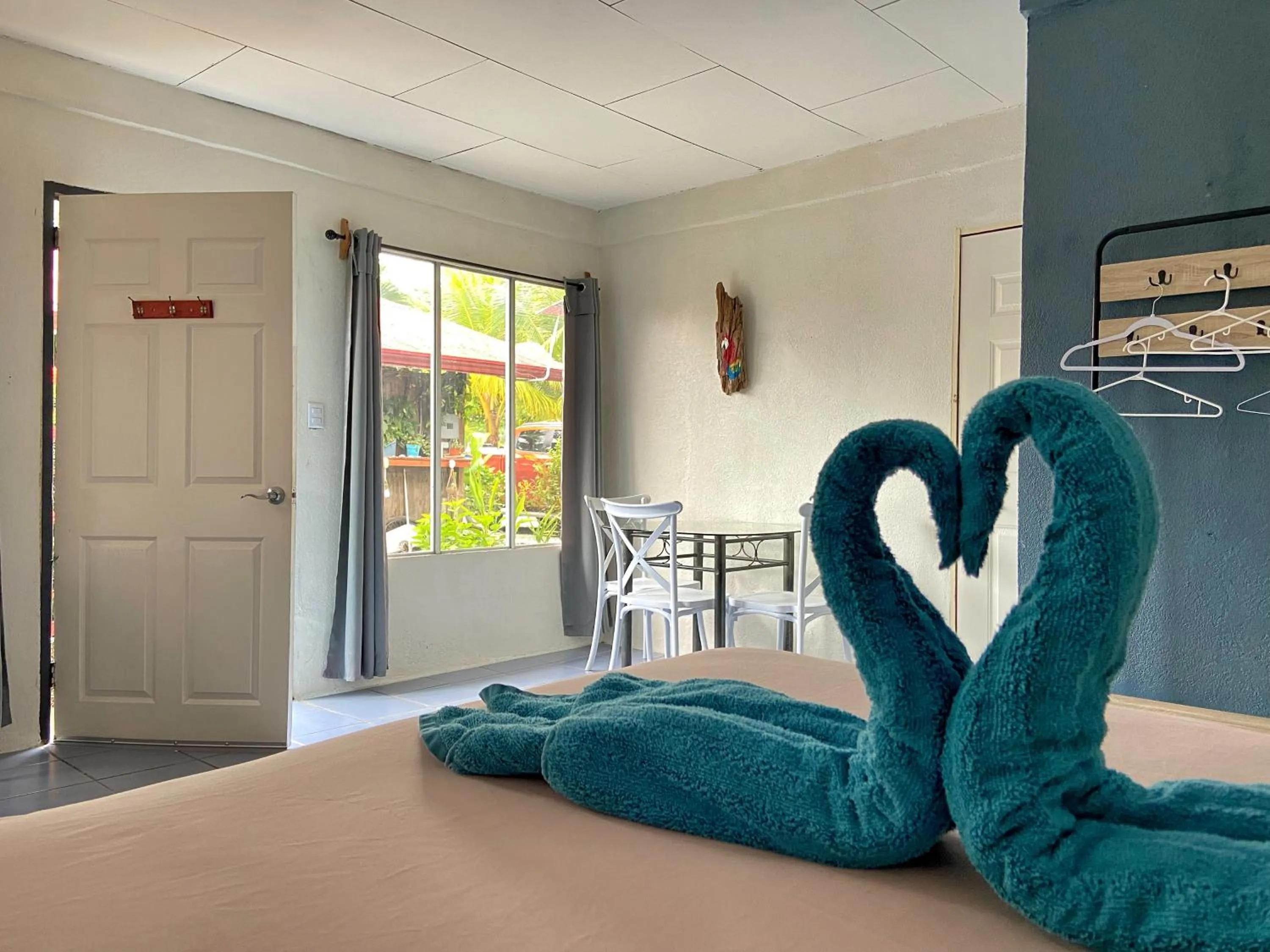 Photo of the whole room, Bed in Rooms & Pool Macaws