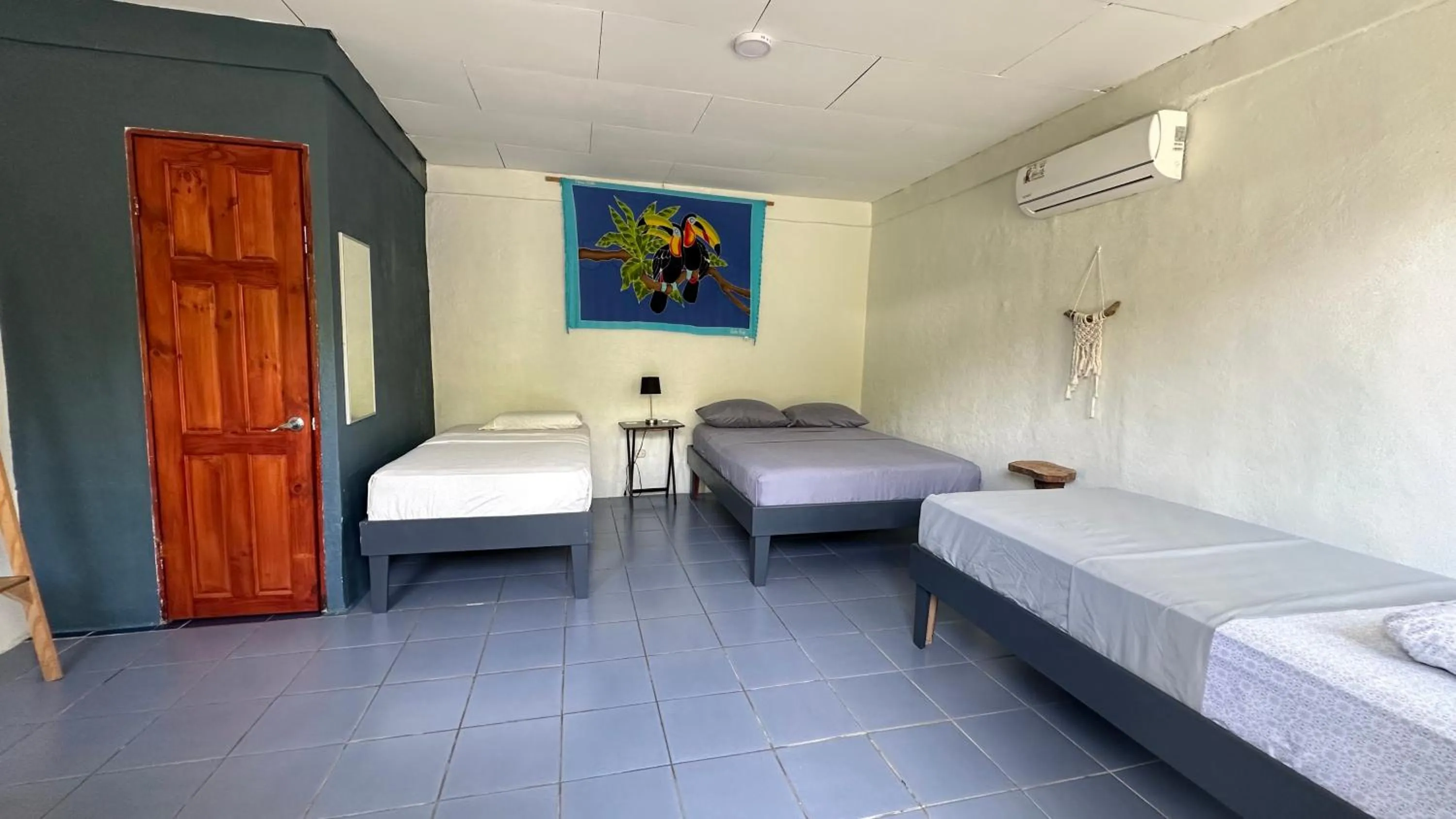 Photo of the whole room, Bed in Rooms & Pool Macaws