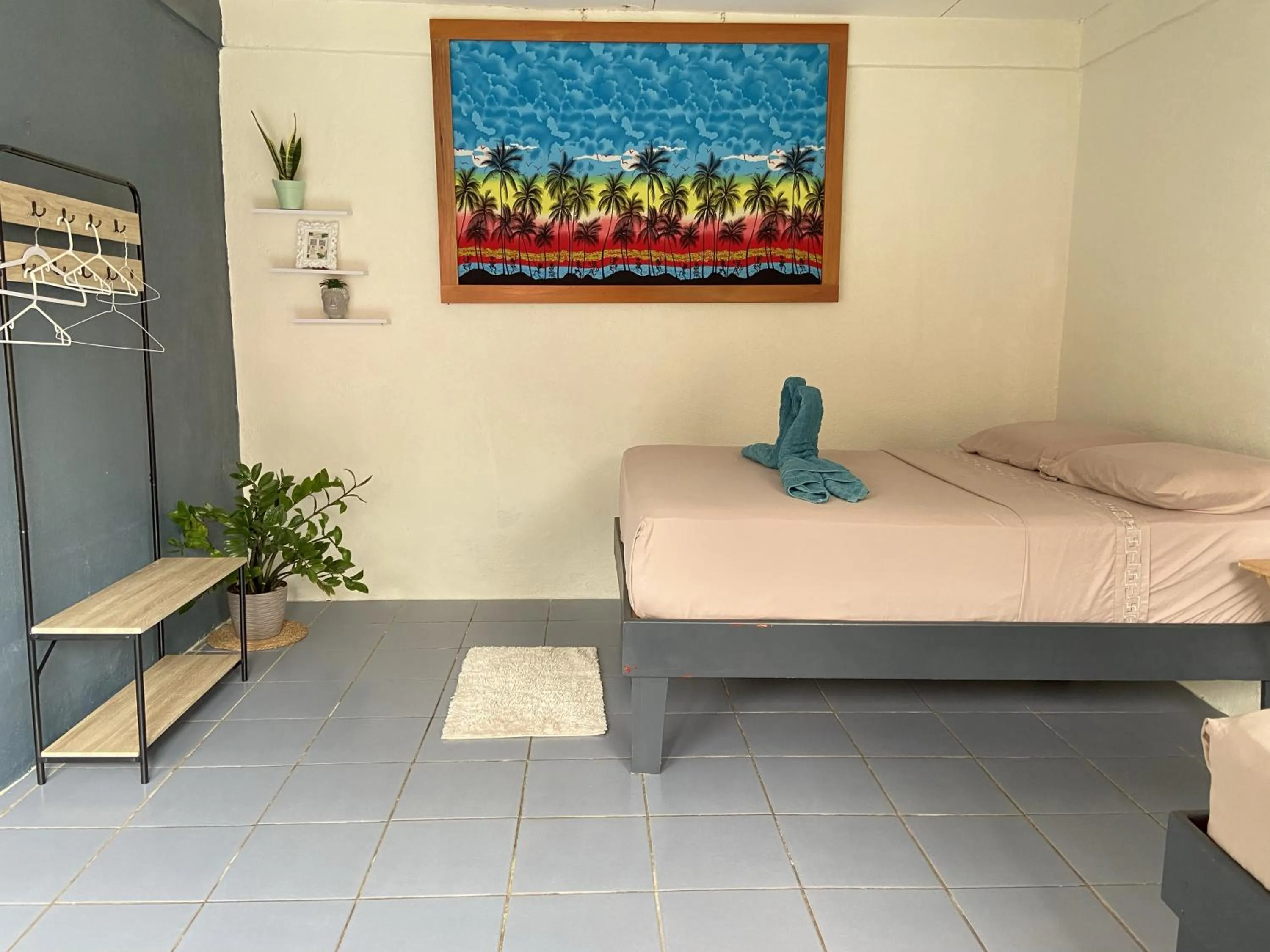 Photo of the whole room, Bed in Rooms & Pool Macaws