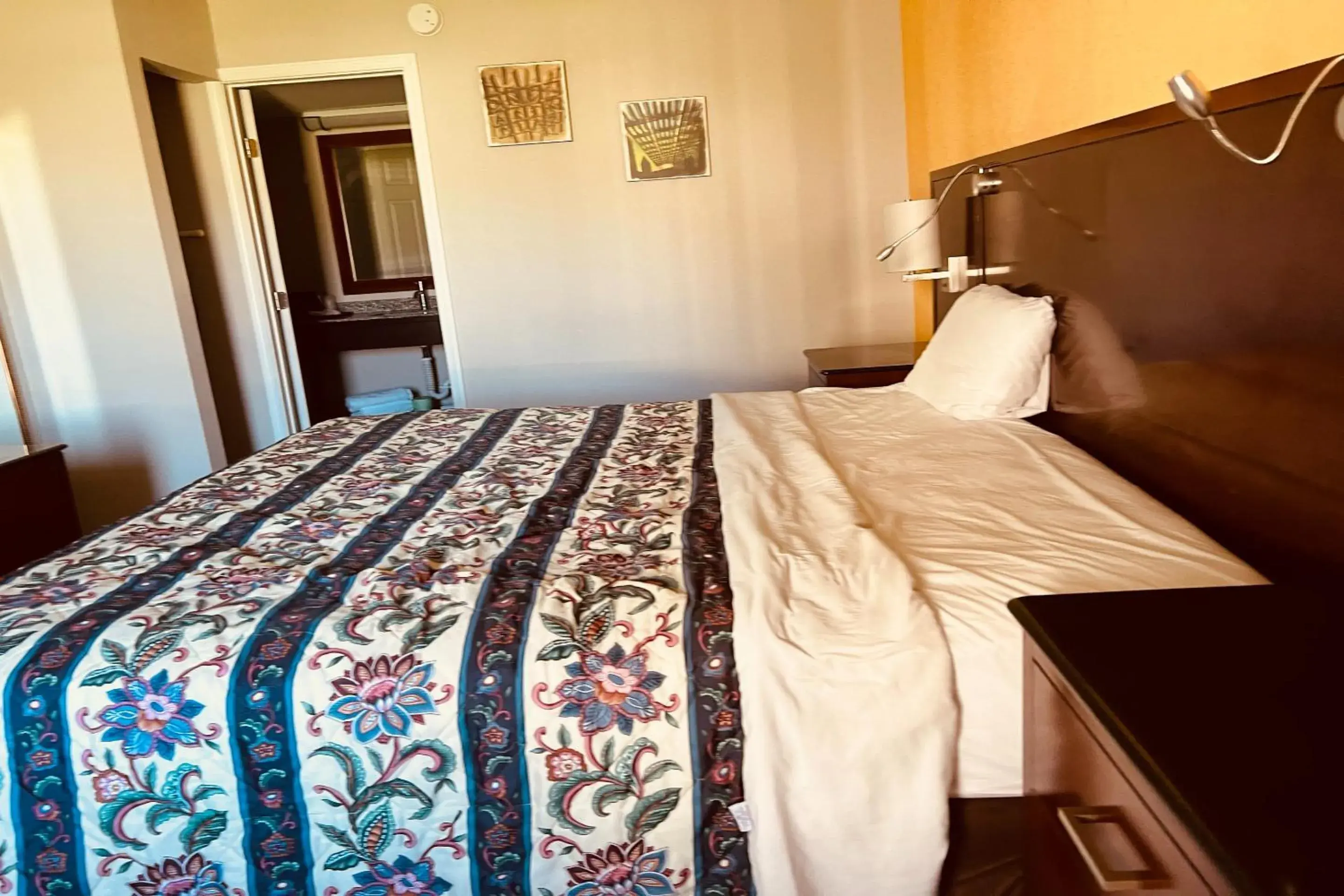 King Bed Smoking - single occupancy in Cambridge Inn King Bed Smoking - single occupancy in Cambridge Inn