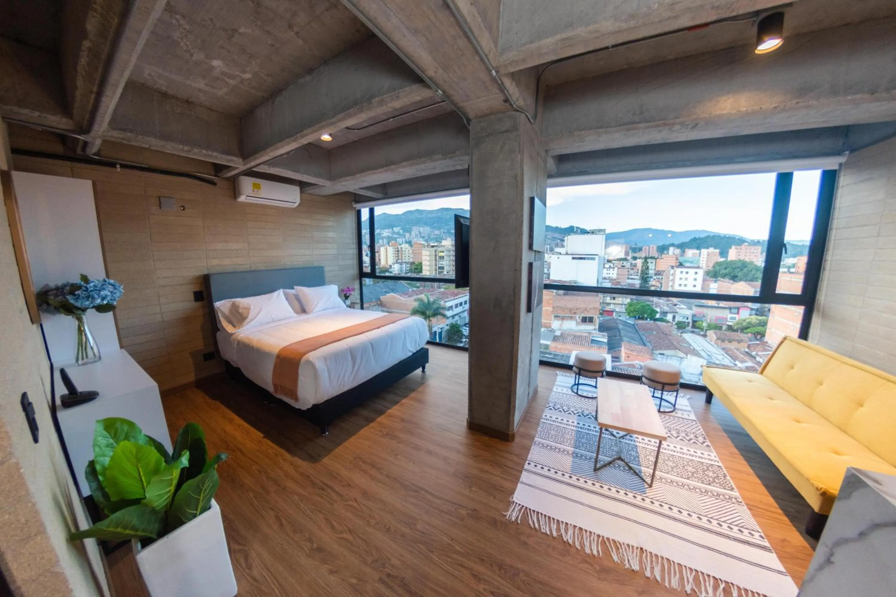 Photo of the whole room, Bed in Loft 43