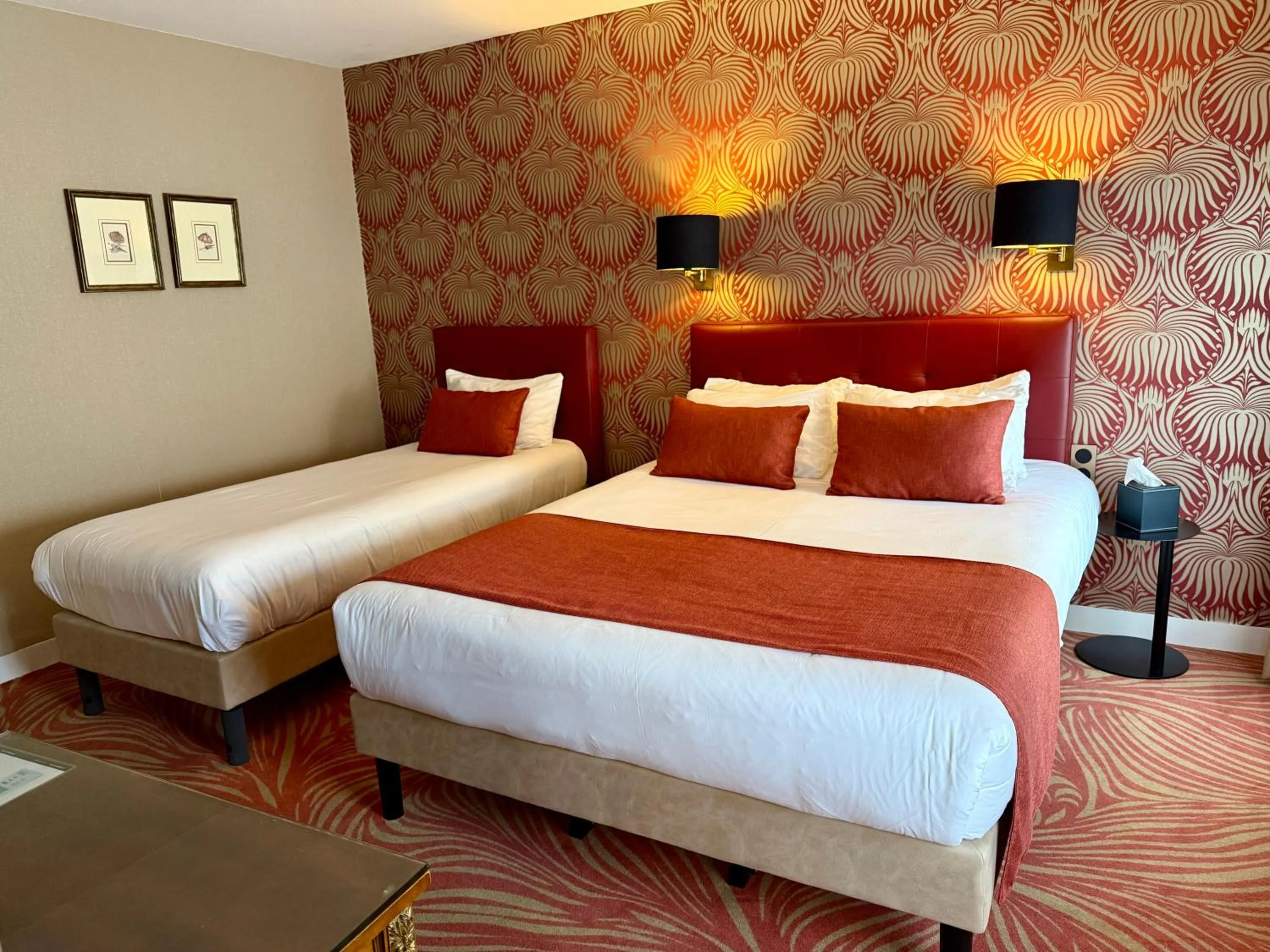 Bed in Churchill Hotel Bayeux Centre