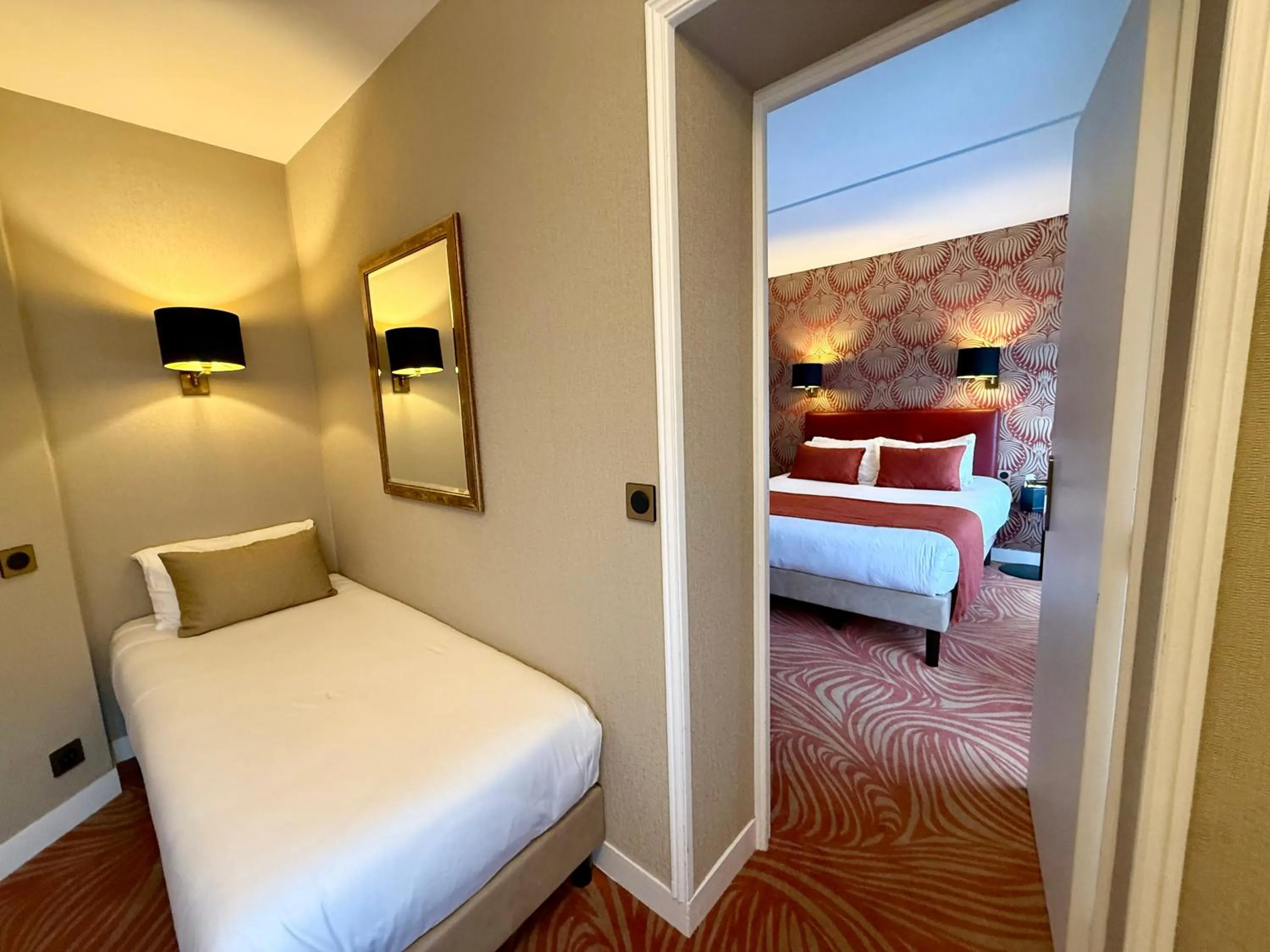 Bed in Churchill Hotel Bayeux Centre