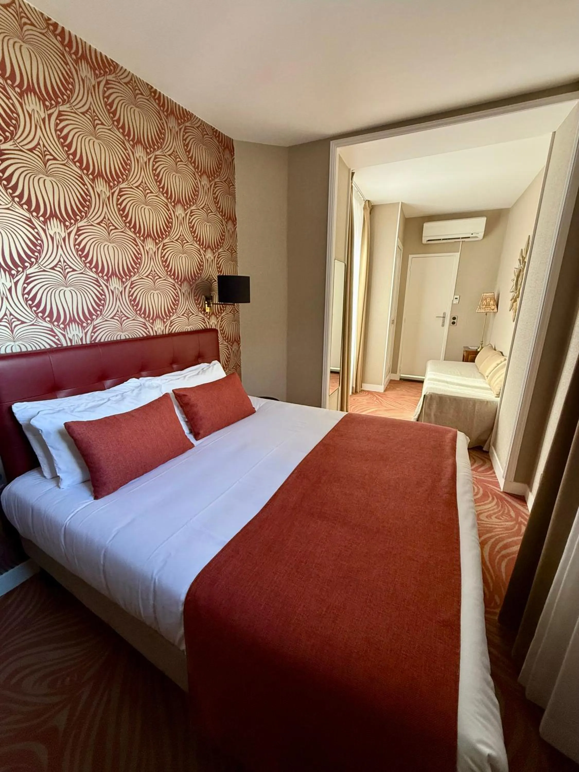 Bed in Churchill Hotel Bayeux Centre