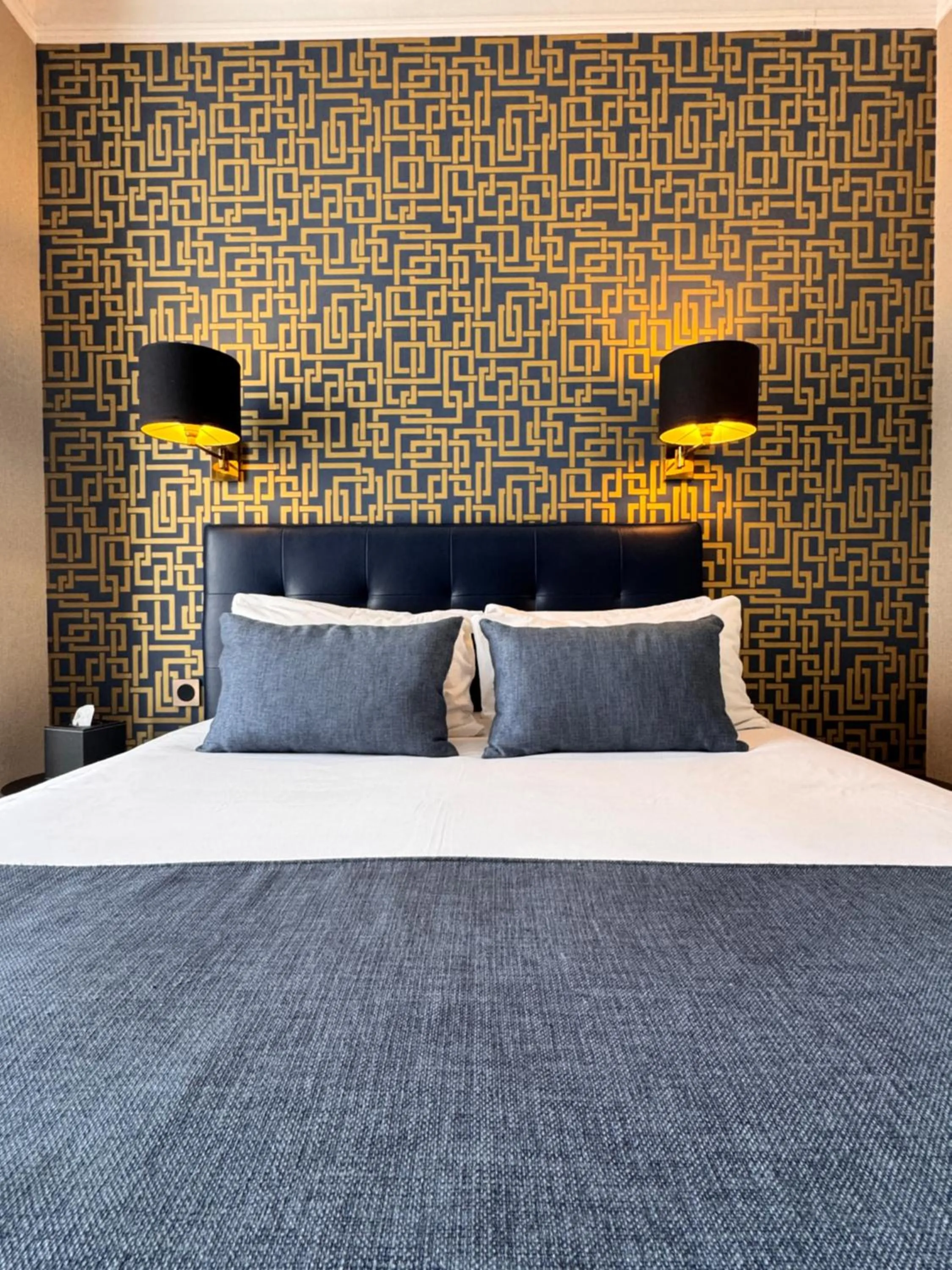 Bed in Churchill Hotel Bayeux Centre