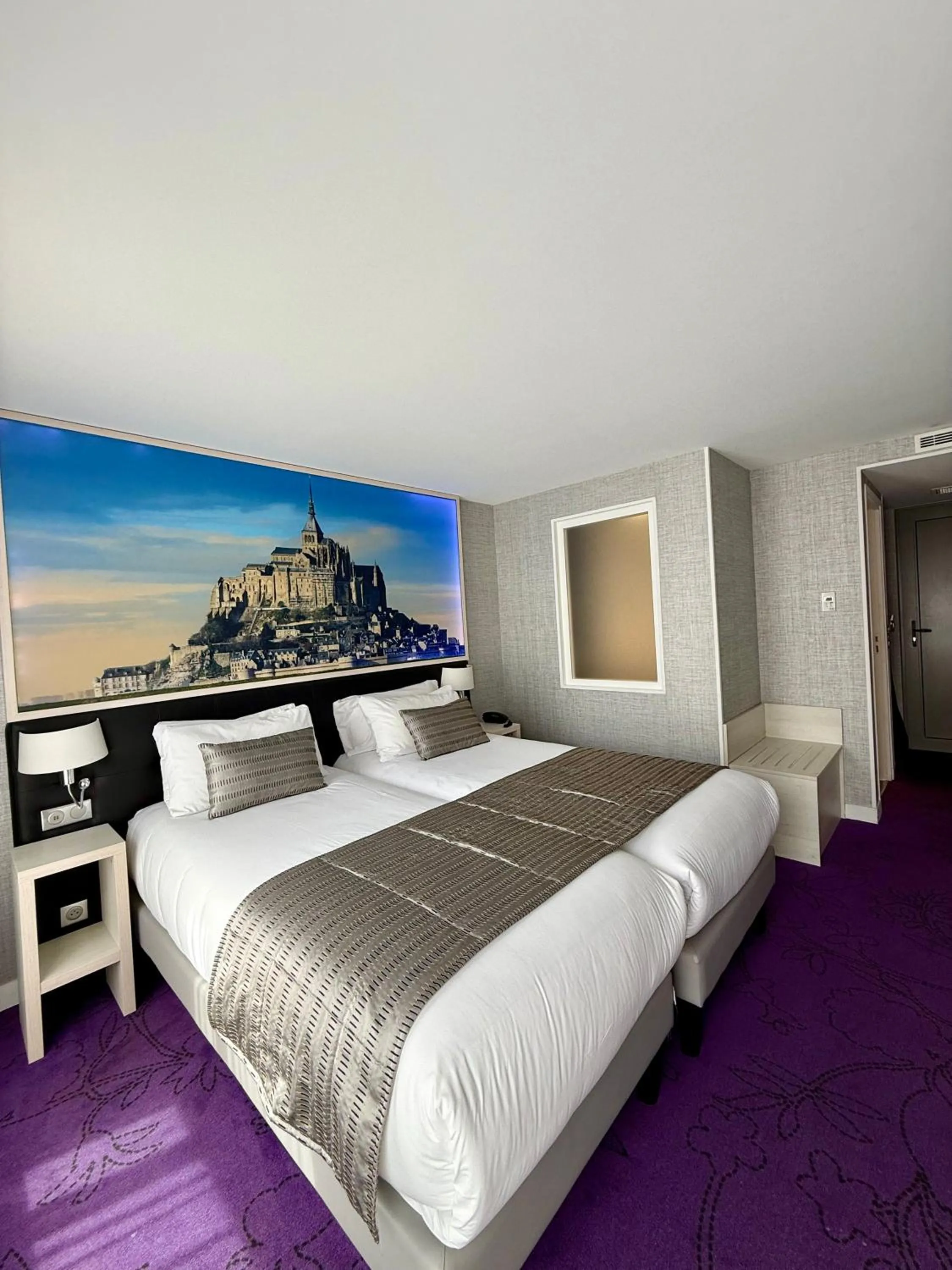 Bed in Churchill Hotel Bayeux Centre