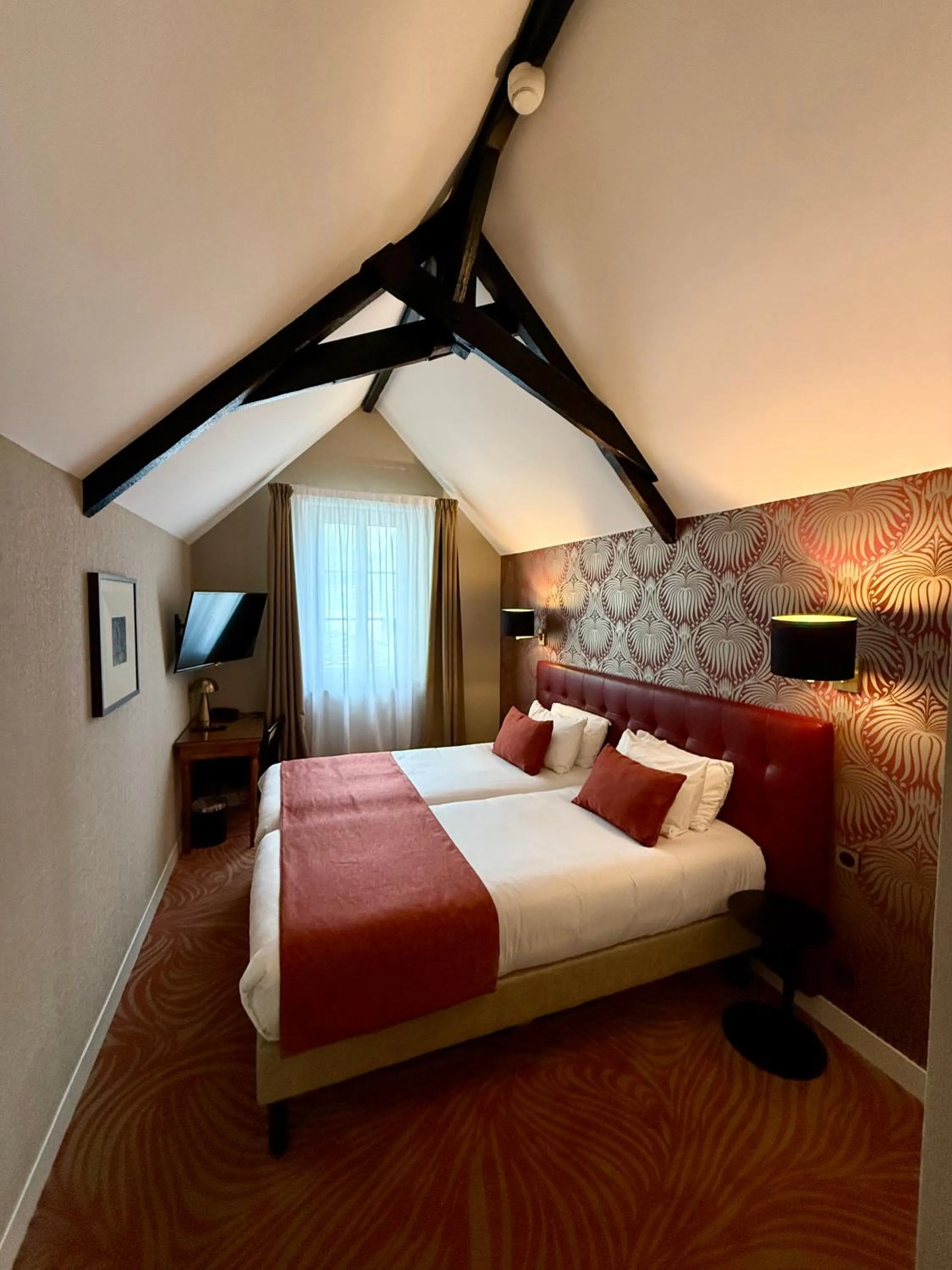 Bed in Churchill Hotel Bayeux Centre