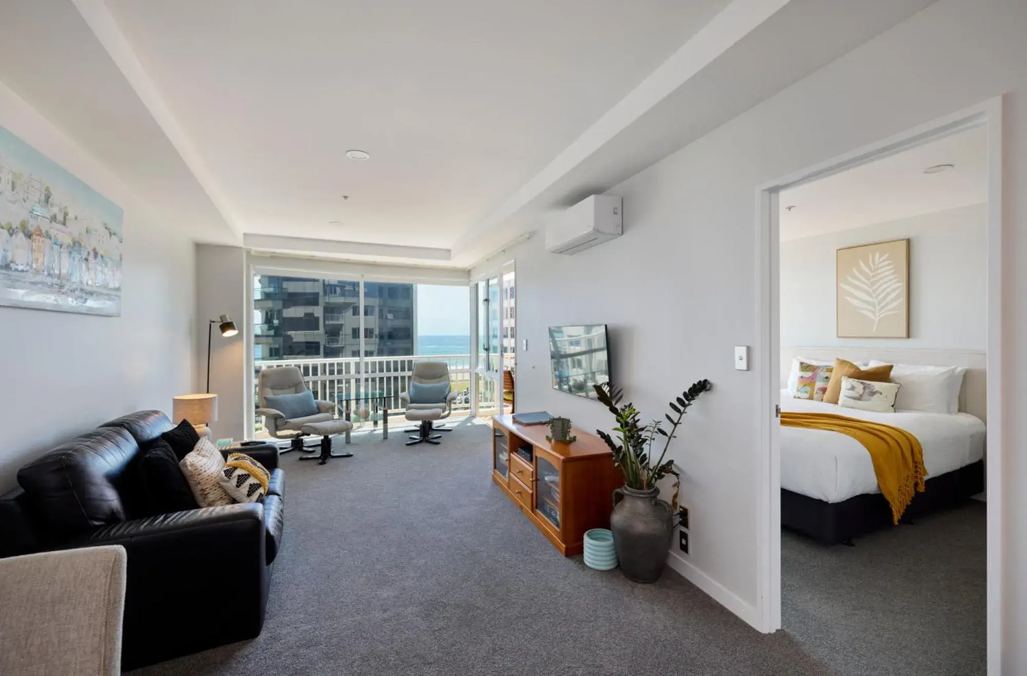 One-Bedroom Apartment with Balcony and Sea View in Beaumont Apartments One-Bedroom Apartment with Balcony and Sea View in Beaumont Apartments