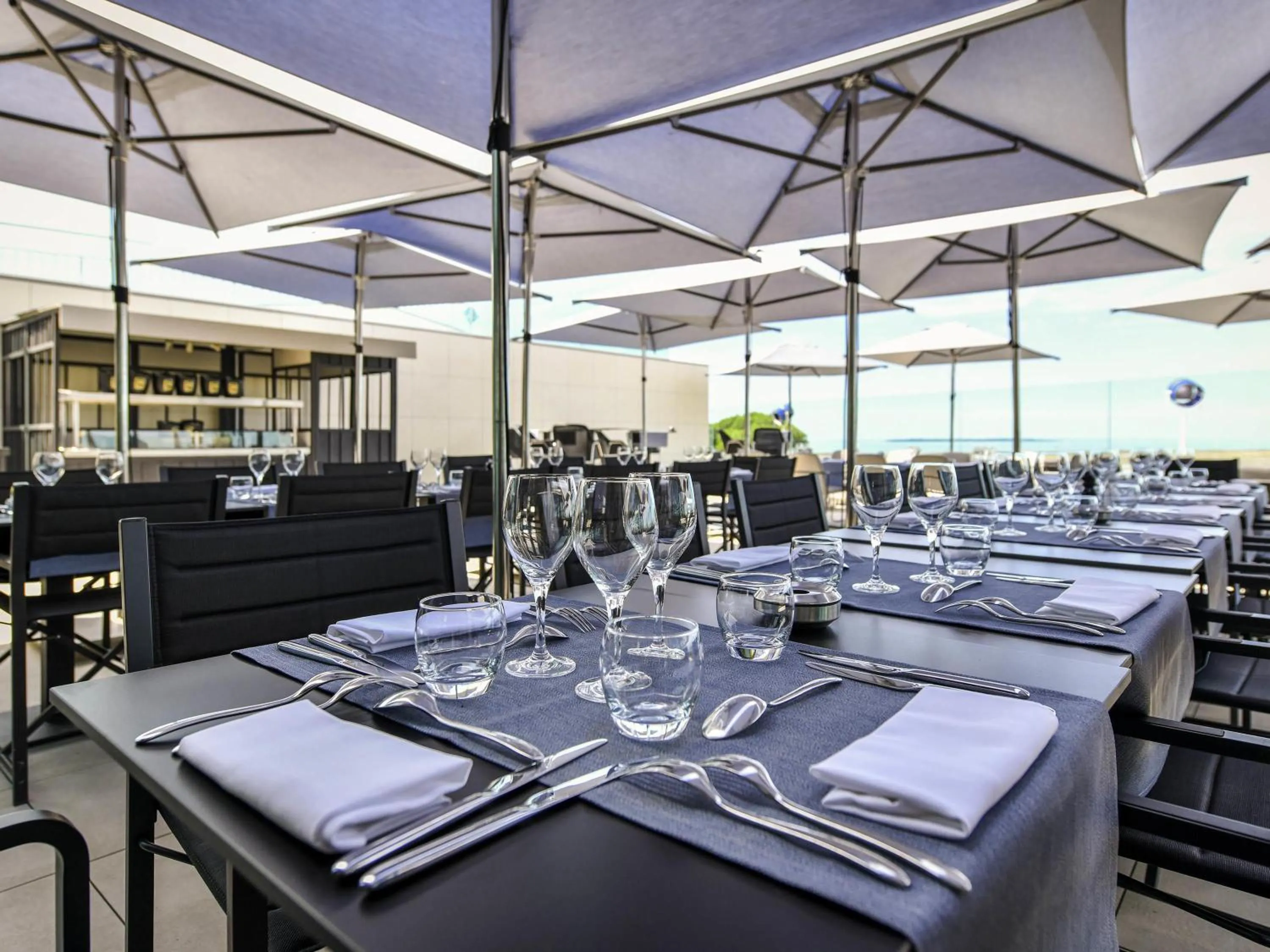 Lounge or bar in La Grande Terrasse Hotel & Spa La Rochelle - MGallery Collection