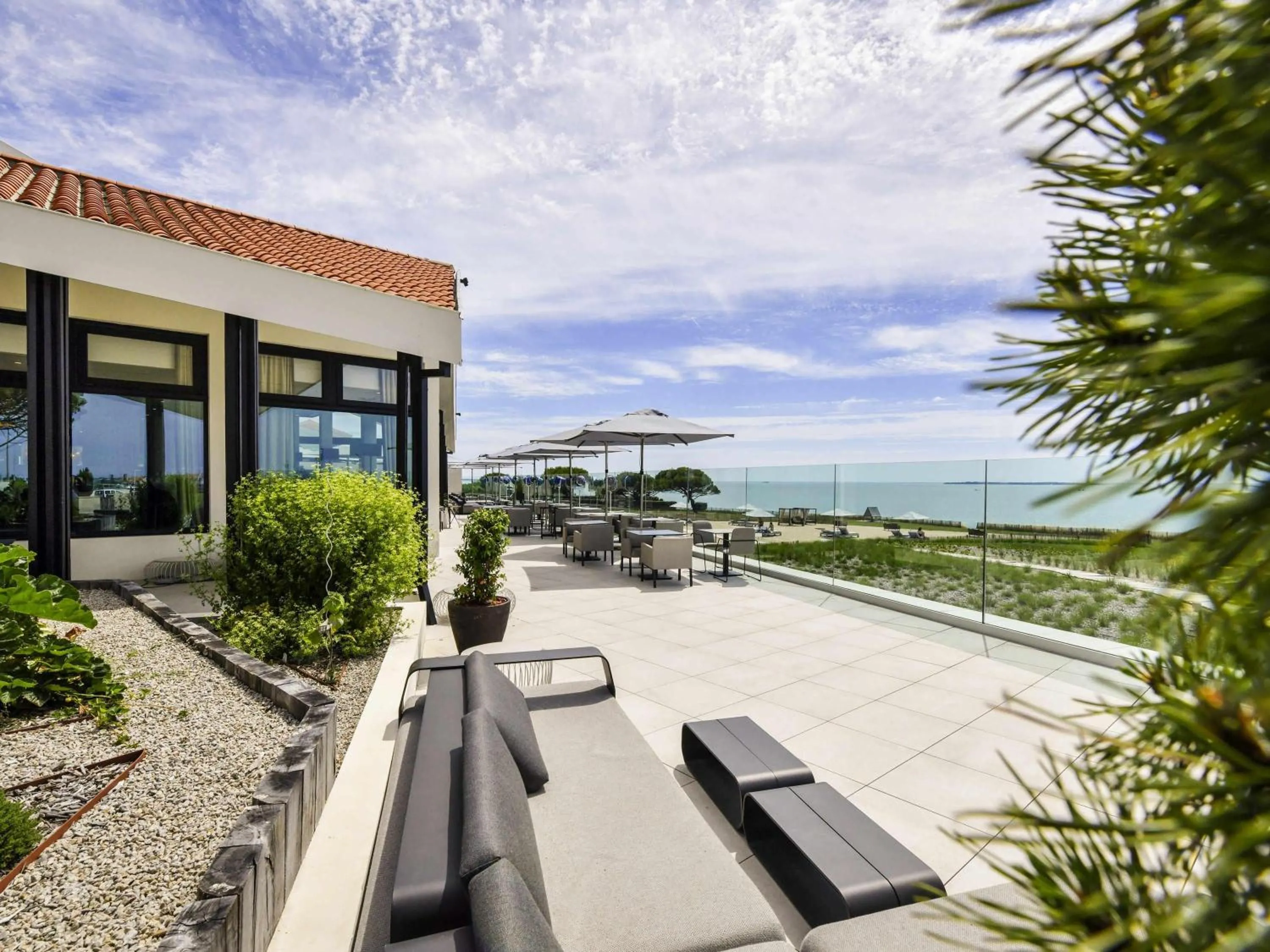 Lounge or bar in La Grande Terrasse Hotel & Spa La Rochelle - MGallery Collection