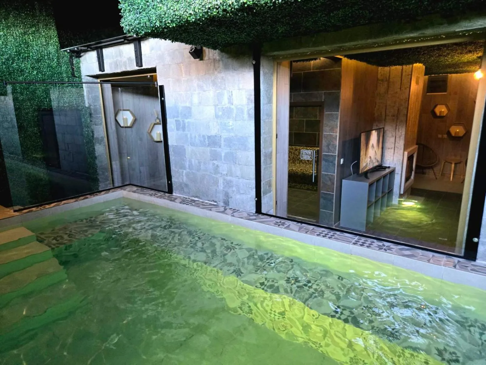 Swimming pool in BOUTIQUE Hotel ENTRY E