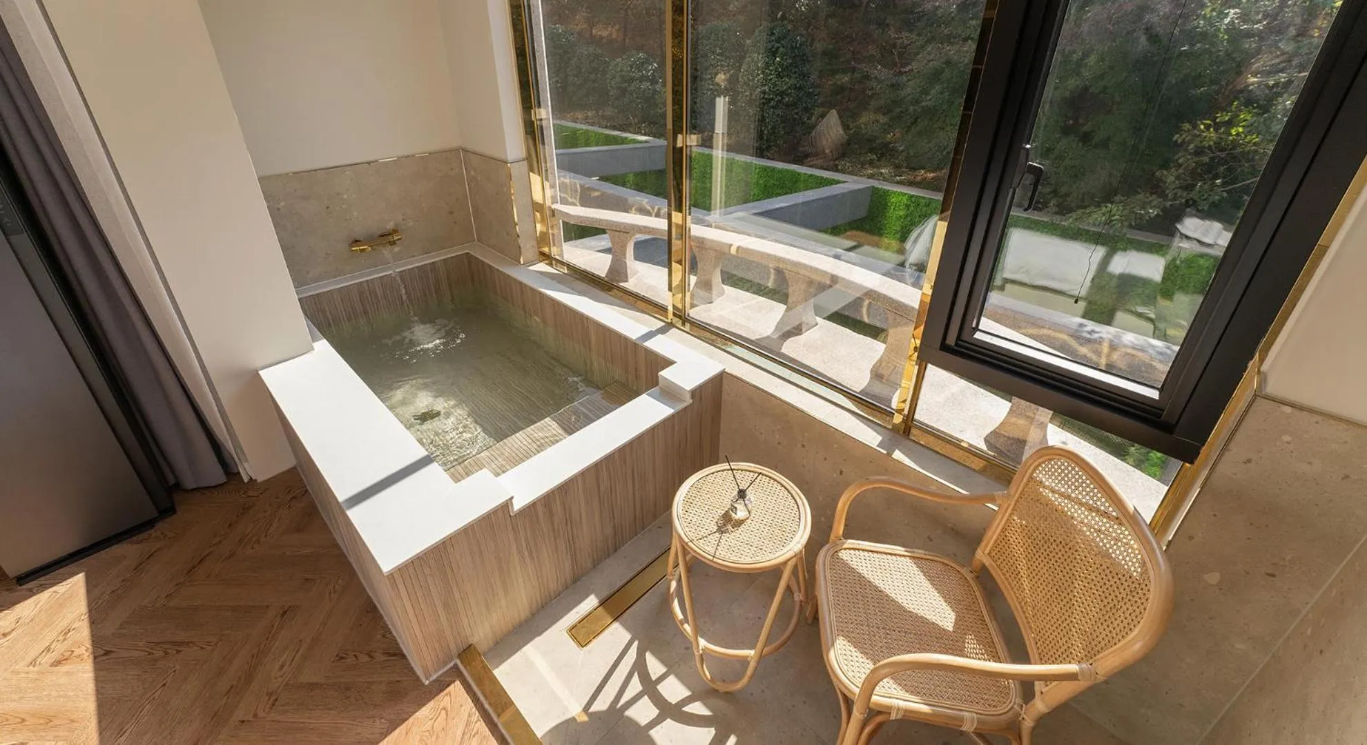 Hot Tub in Denbasta forest Hotel