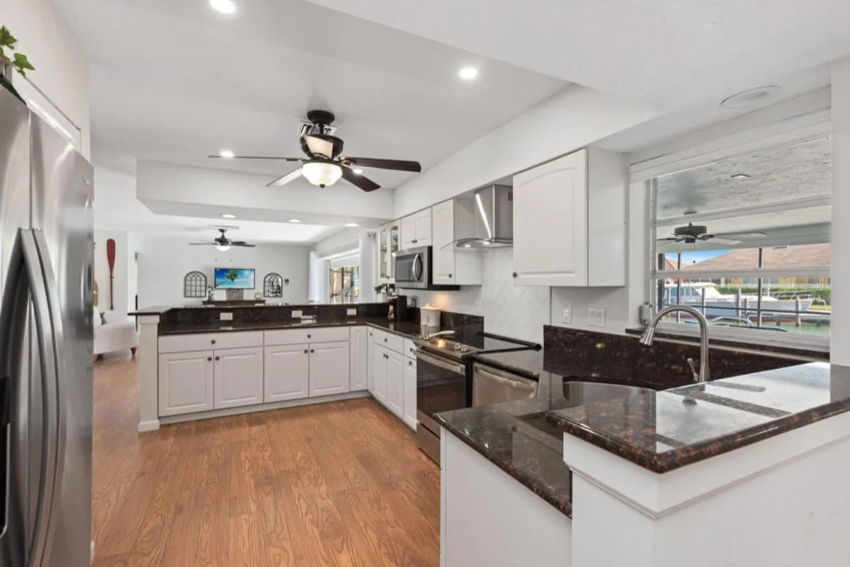 Communal kitchen in ELEVATED 955 - Spacious Family Riverfront home 4 Bedrooms