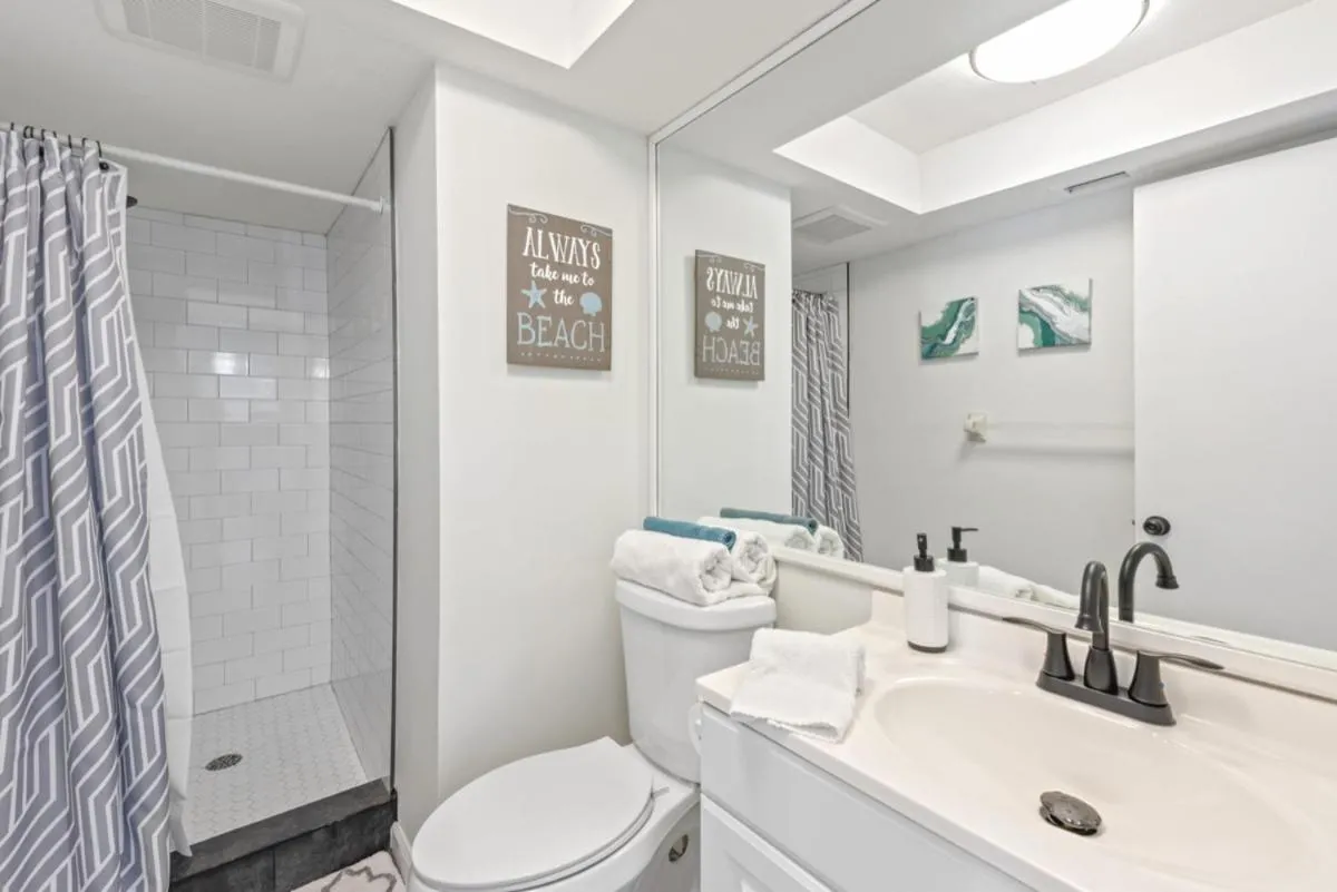 Bathroom in ELEVATED 955 - Spacious Family Riverfront home 4 Bedrooms
