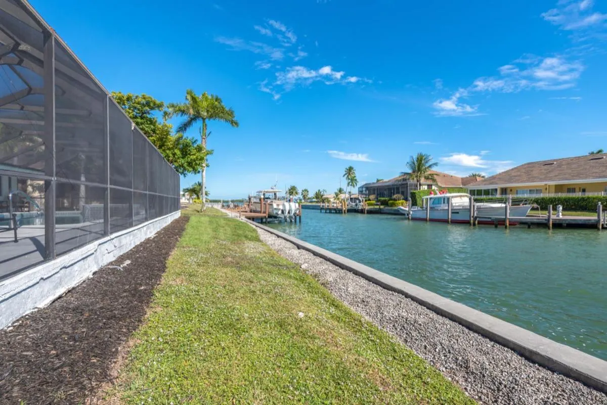 Neighbourhood in ELEVATED 955 - Spacious Family Riverfront home 4 Bedrooms