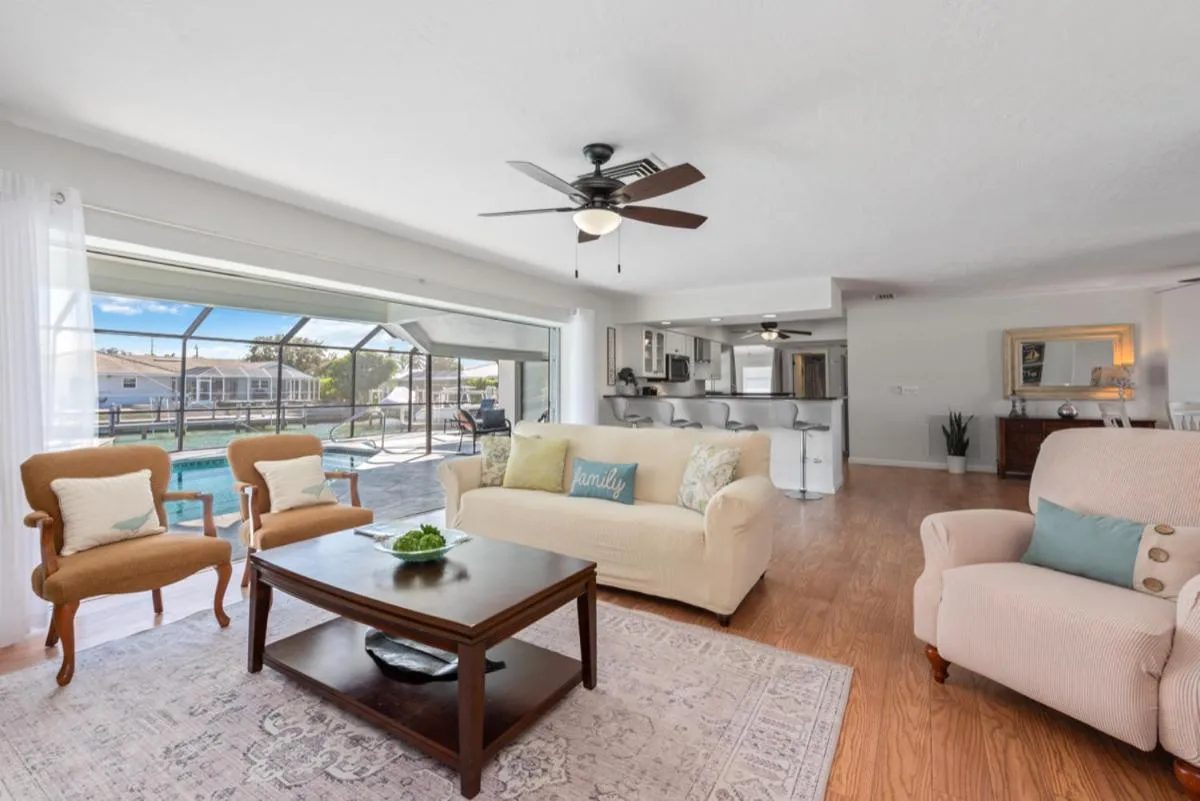 Living room in ELEVATED 955 - Spacious Family Riverfront home 4 Bedrooms