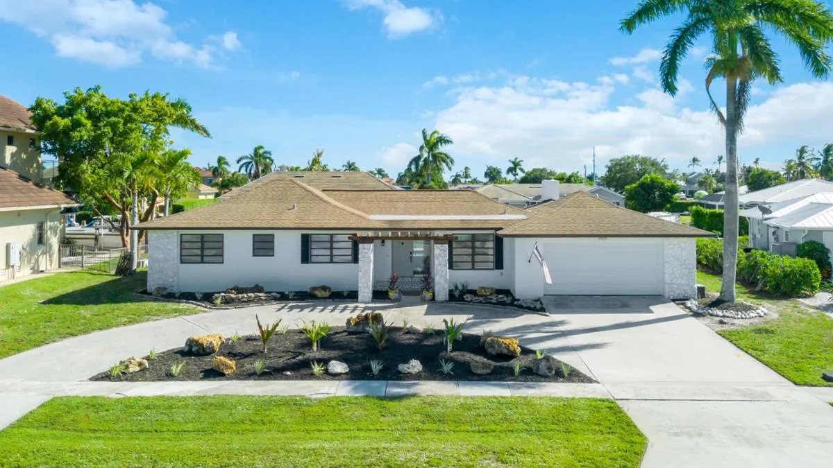 Property building in ELEVATED 955 - Spacious Family Riverfront home 4 Bedrooms