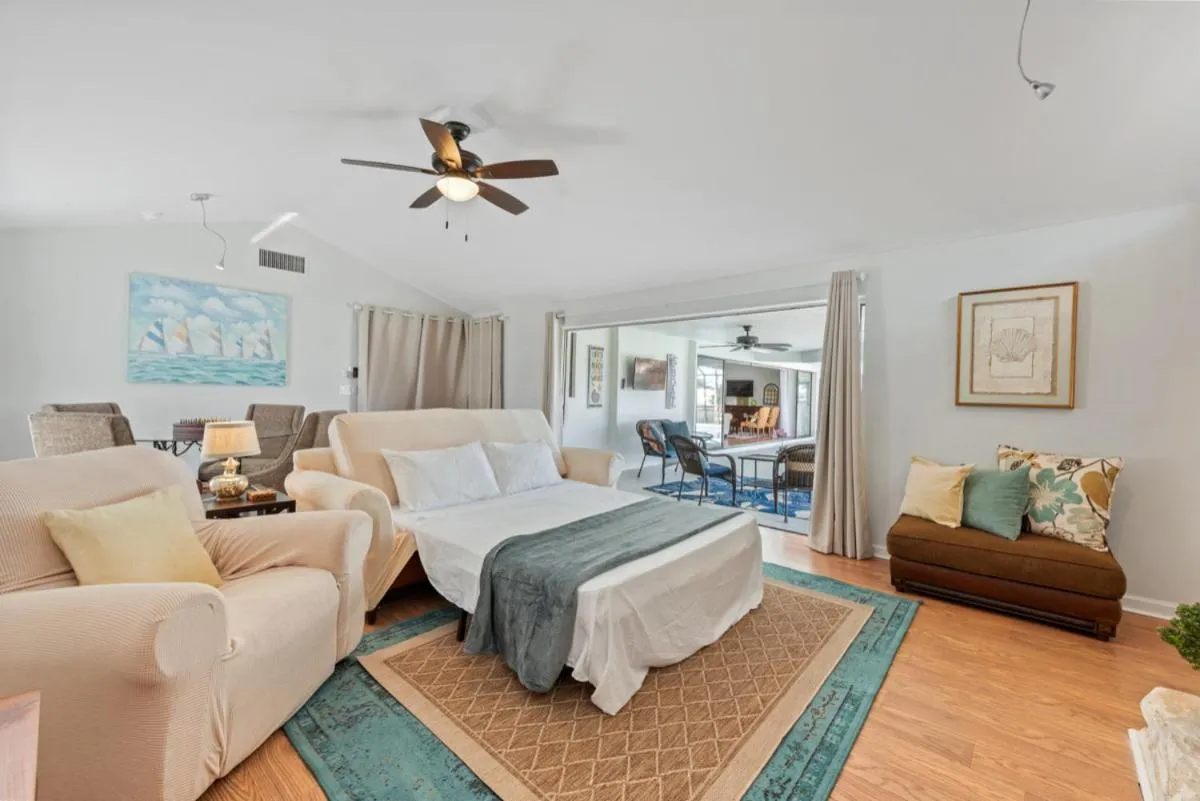 Photo of the whole room, Bed in ELEVATED 955 - Spacious Family Riverfront home 4 Bedrooms