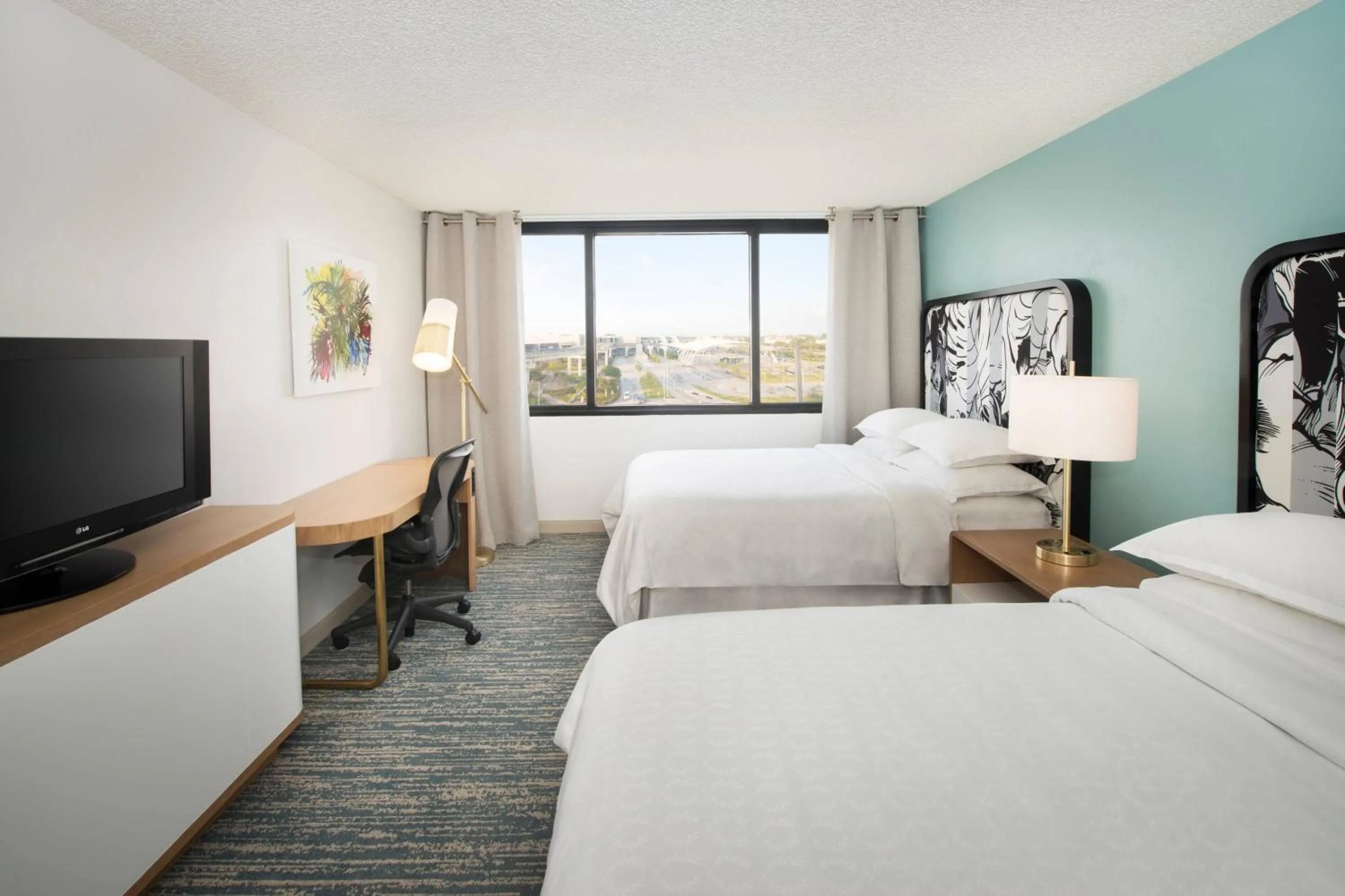 Photo of the whole room, Bed in Sheraton Miami Airport Hotel and Executive Meeting Center