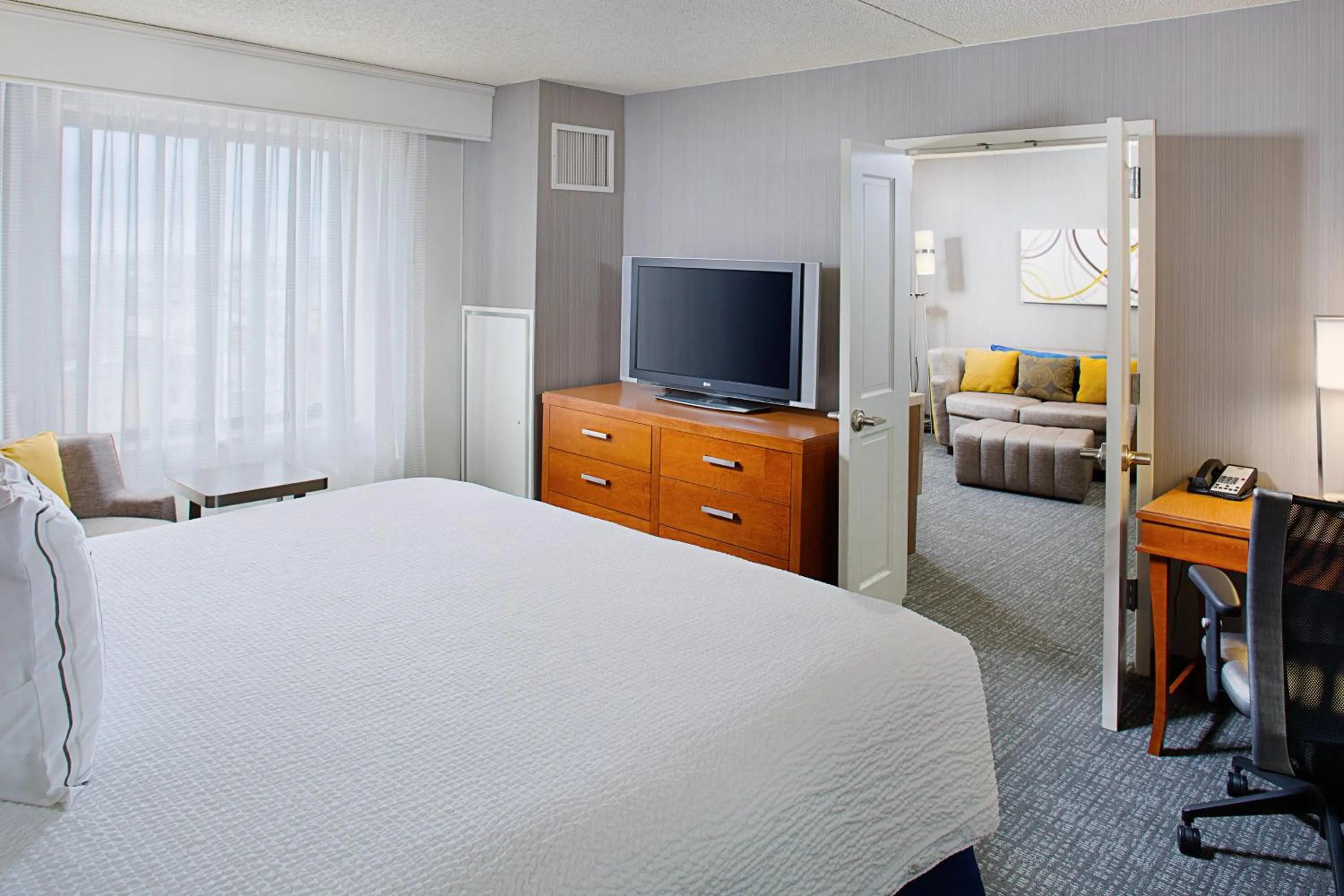 Bedroom, Bed in Courtyard by Marriott Atlantic City Beach Block