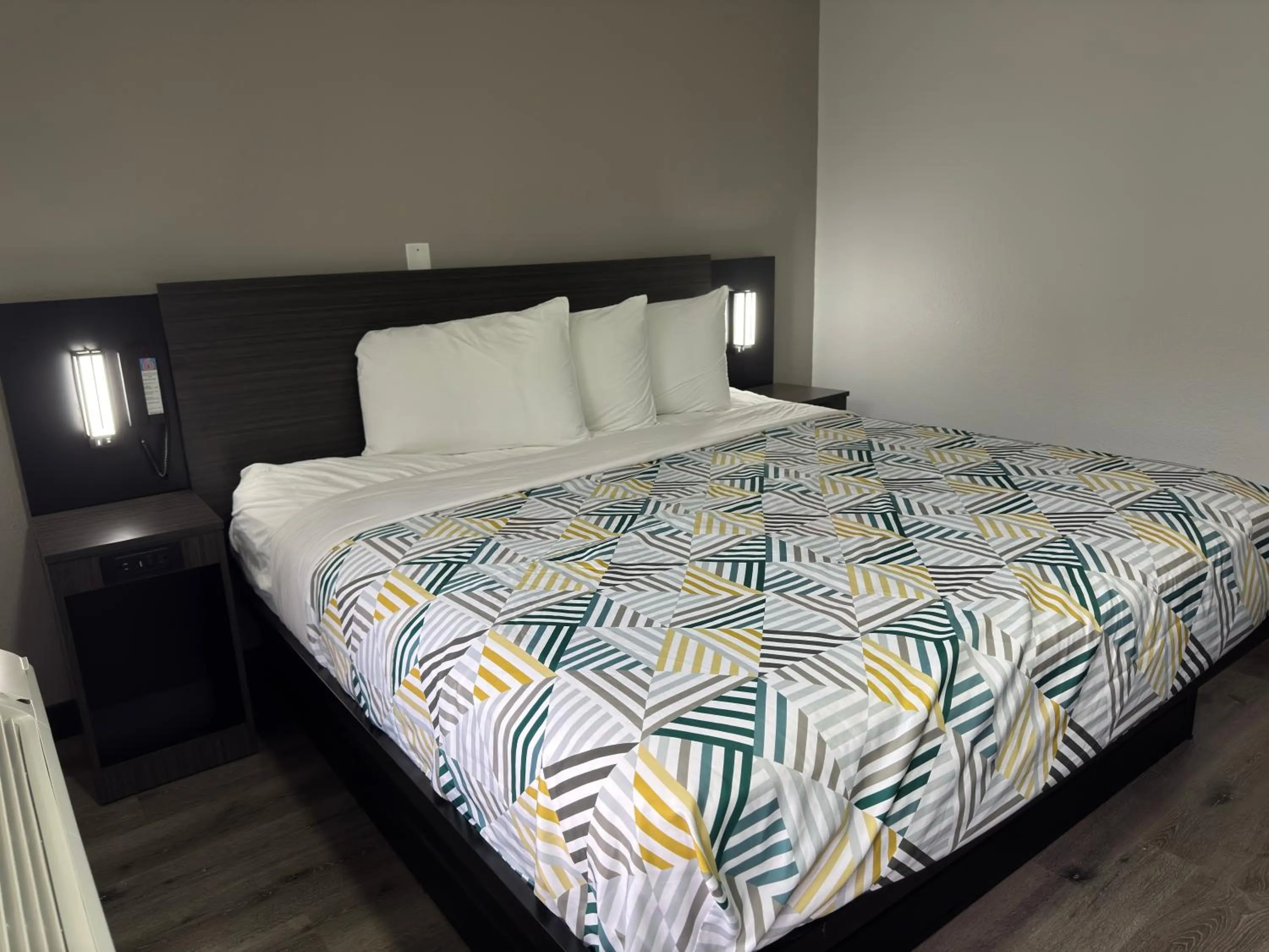 Bed in Motel 6-Enfield, CT - Hartford