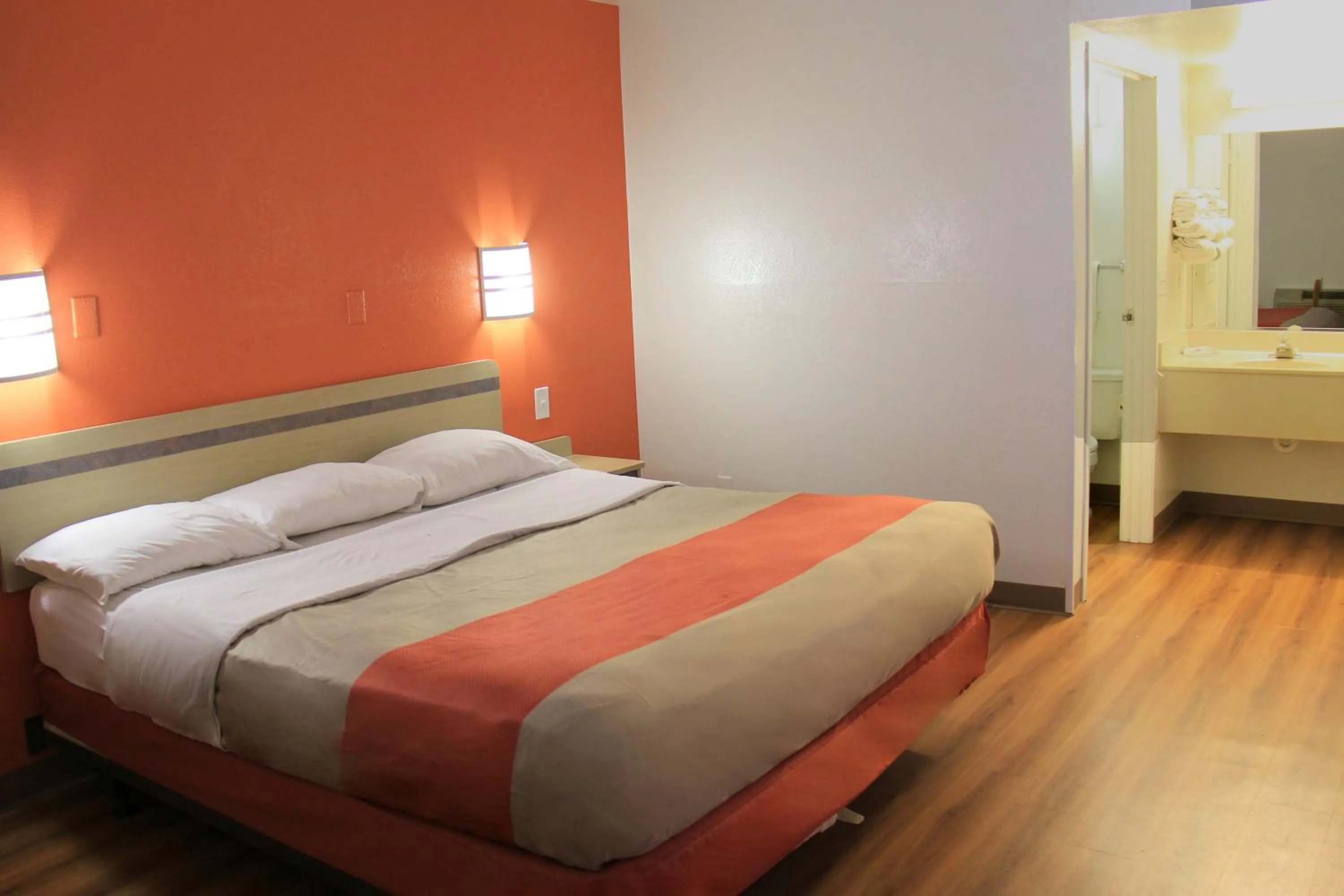 Deluxe Queen Room - single occupancy - Non-Smoking in Motel 6-Enfield, CT - Hartford