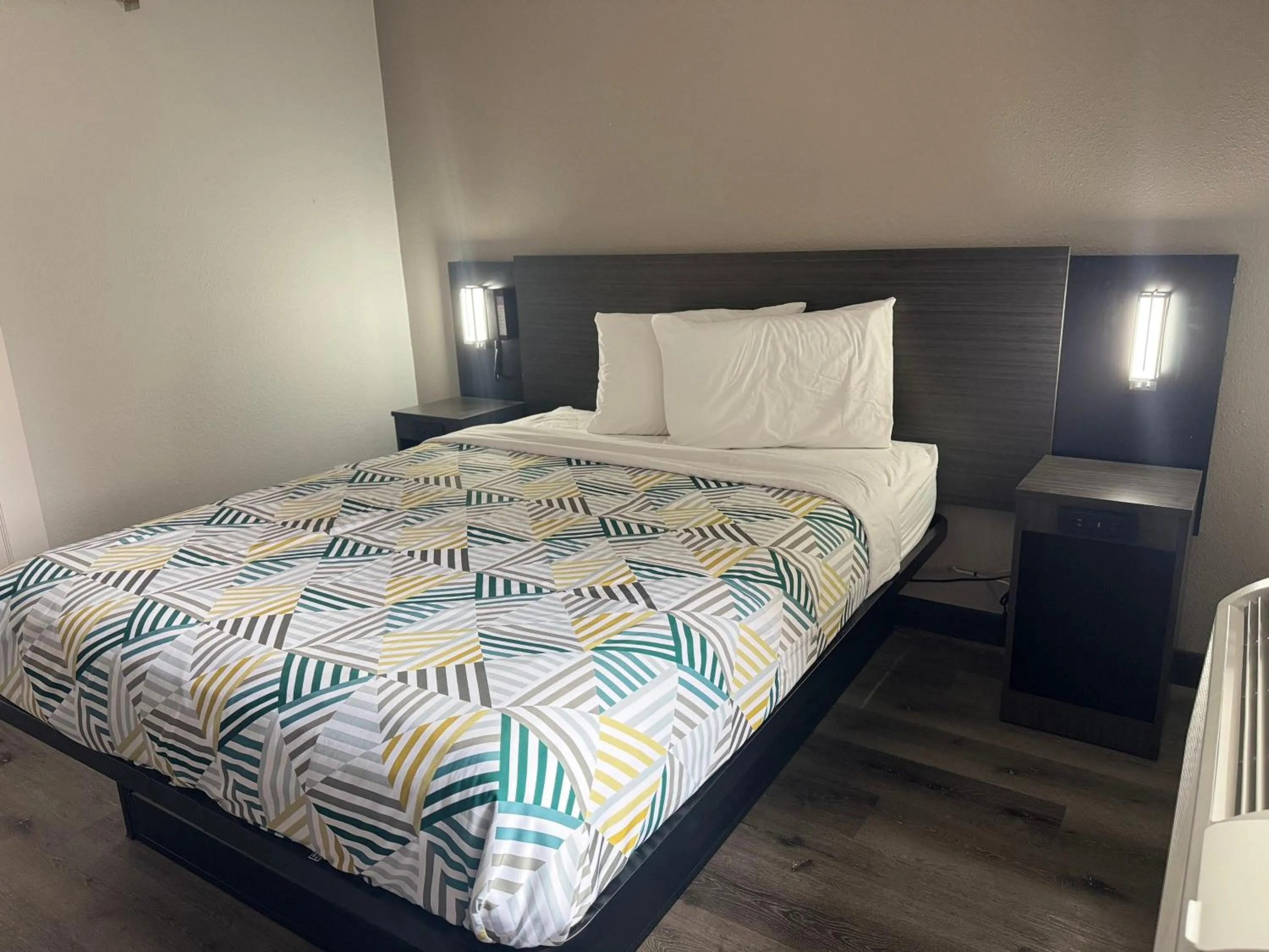 Bedroom, Bed in Motel 6-Enfield, CT - Hartford