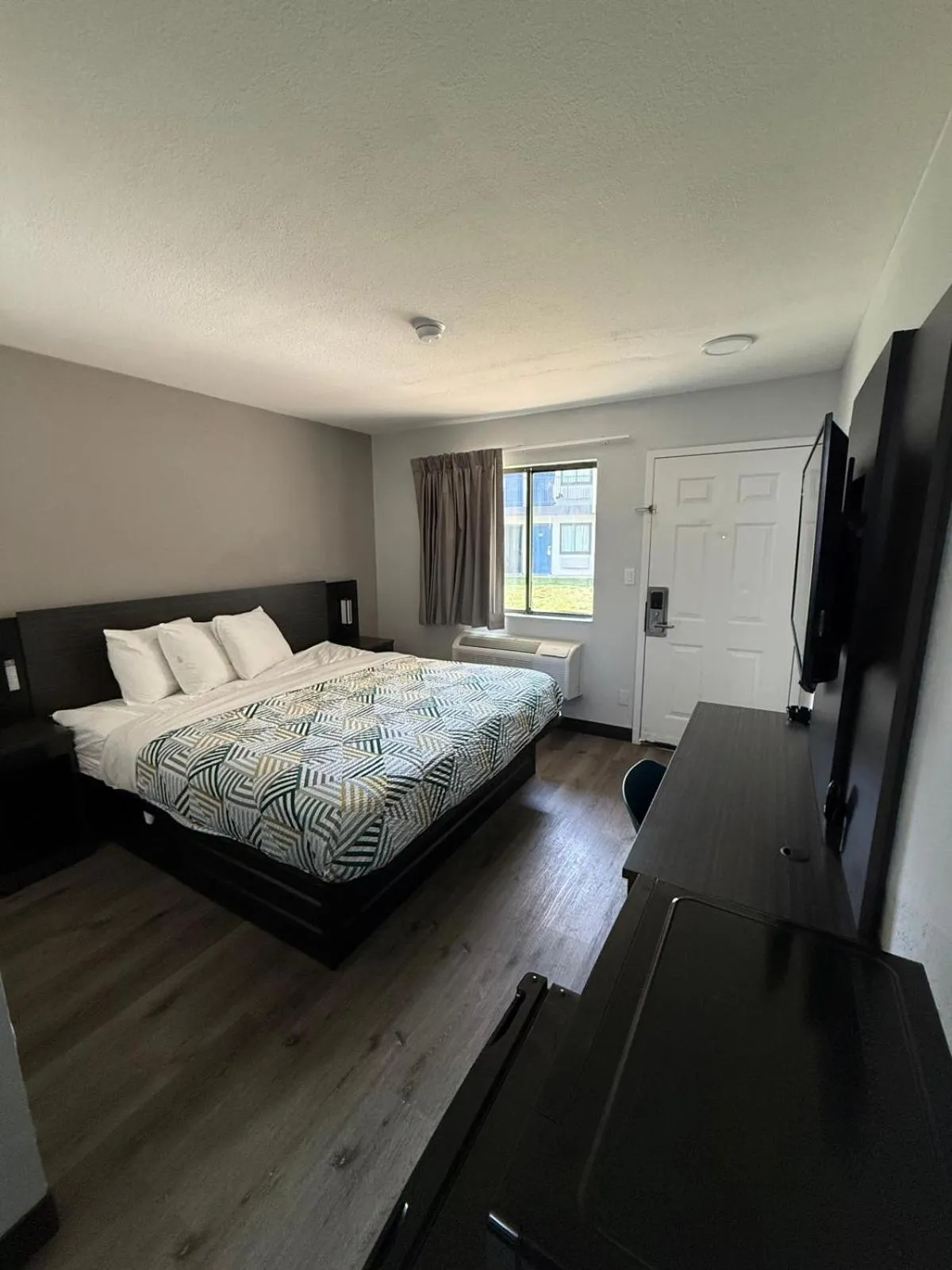 Bed in Motel 6-Enfield, CT - Hartford