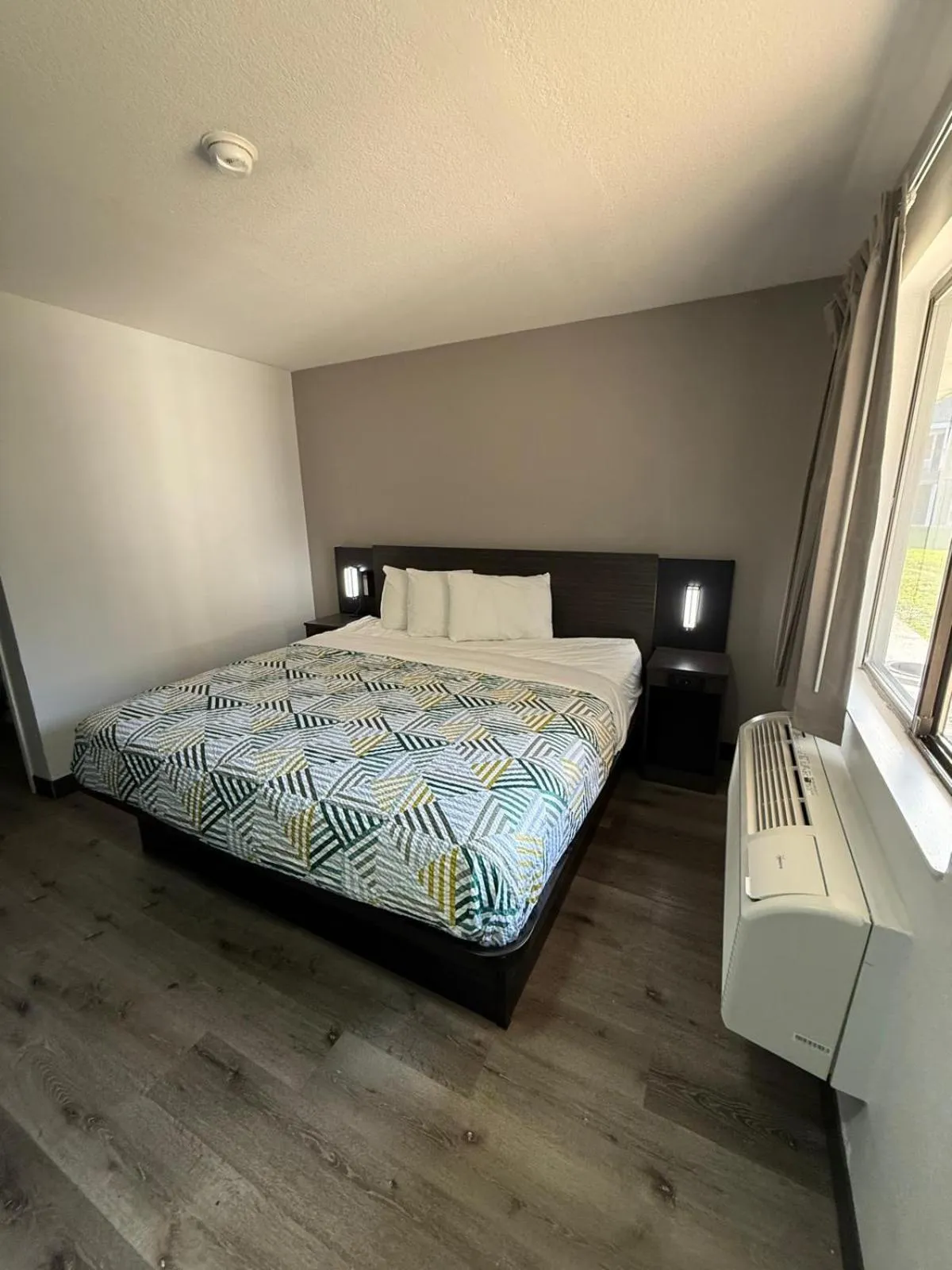 Bed in Motel 6-Enfield, CT - Hartford