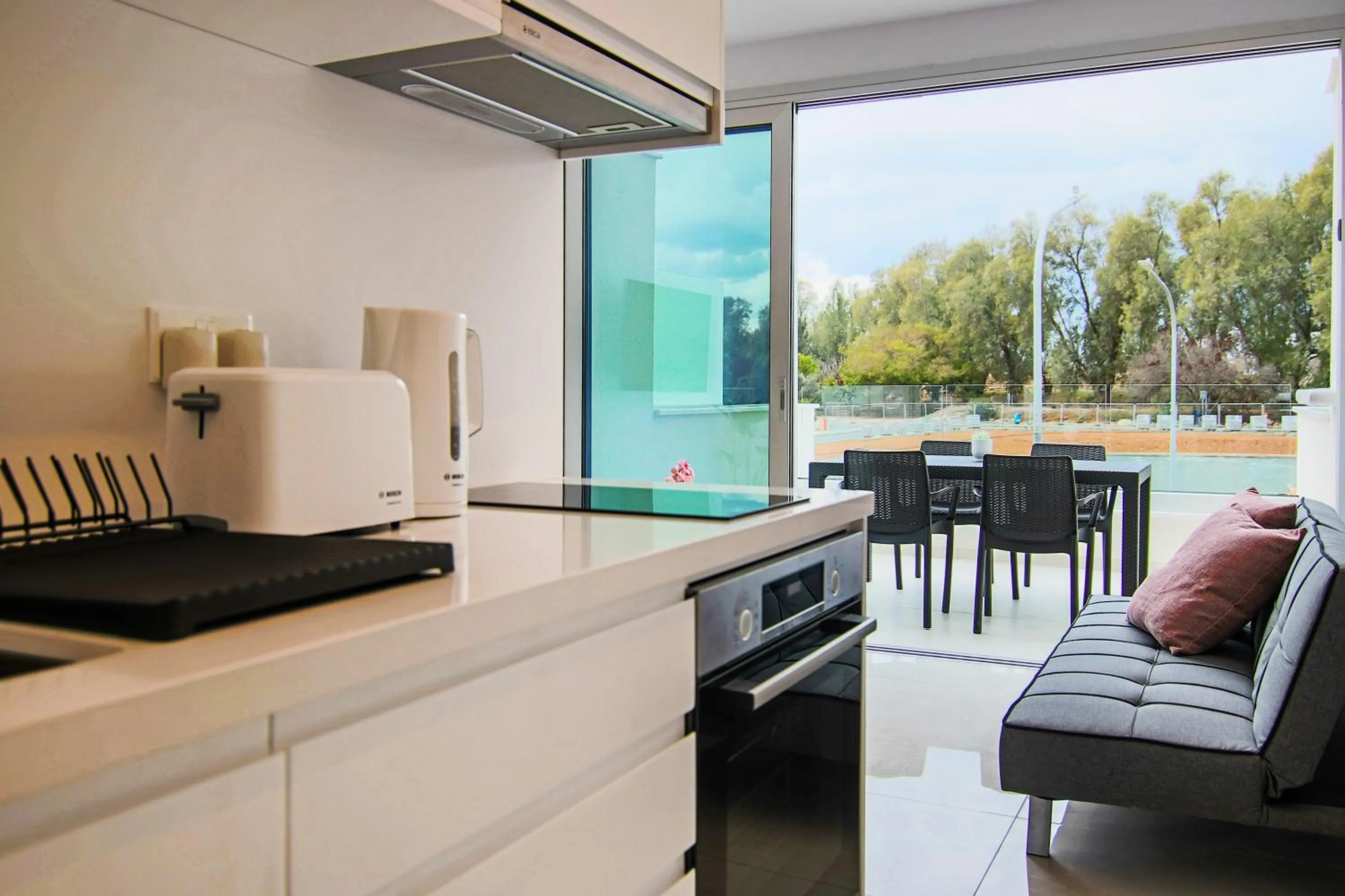 Coffee/tea facilities in Phaedrus Living - Seaside Luxury Flat Harbour 108