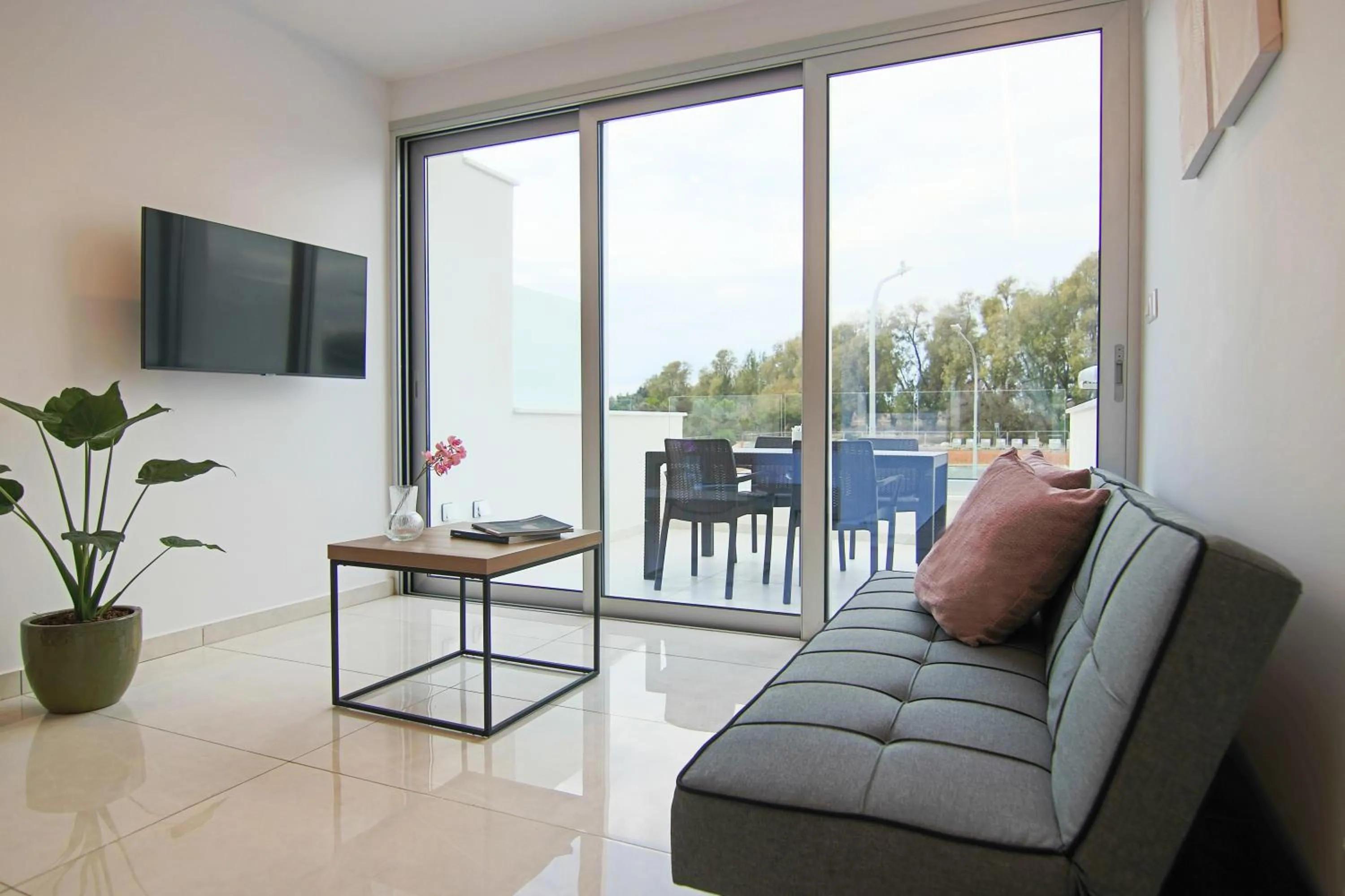 TV and multimedia in Phaedrus Living - Seaside Luxury Flat Harbour 108