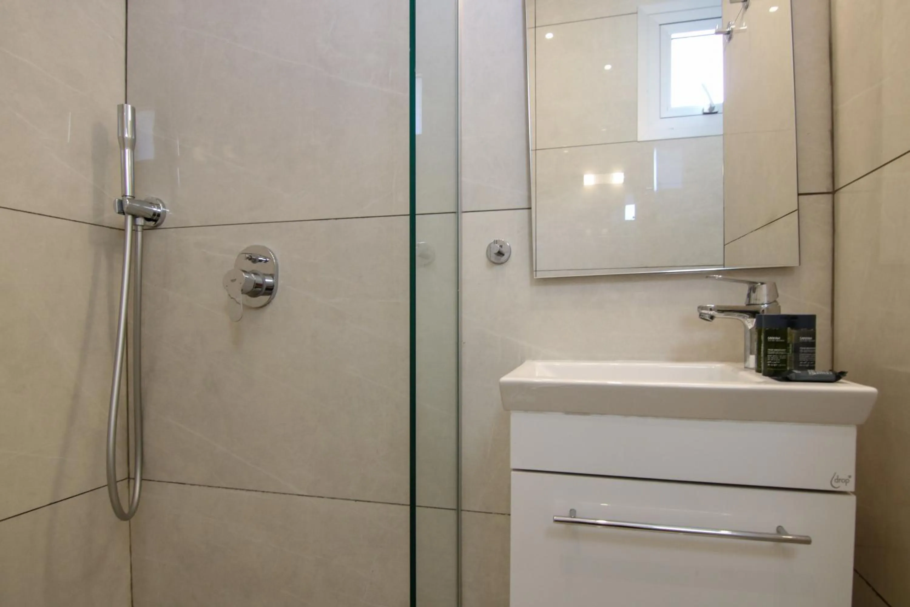 Shower in Phaedrus Living - Seaside Luxury Flat Harbour 108