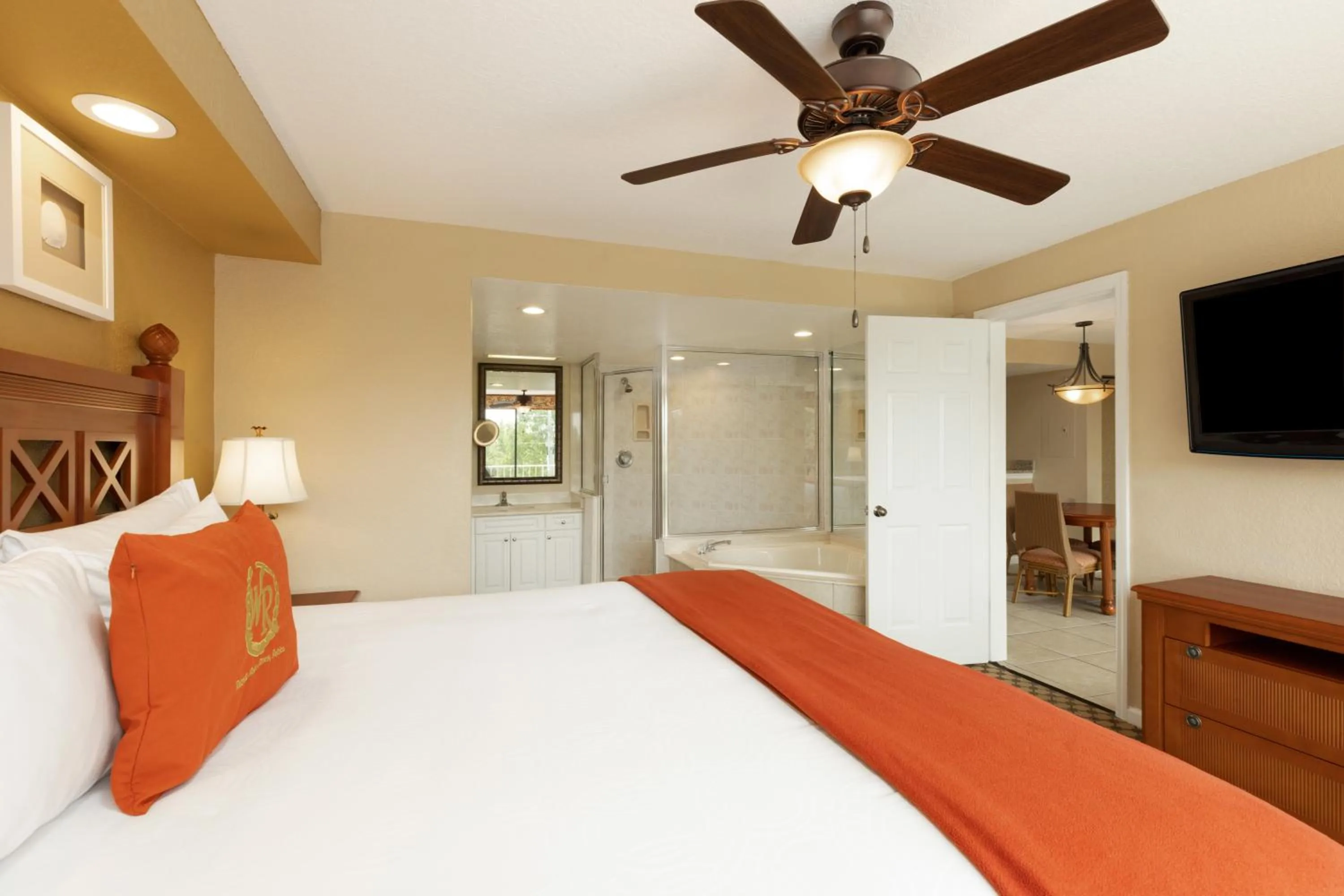 Bathroom, Bed in Westgate Towers Resort