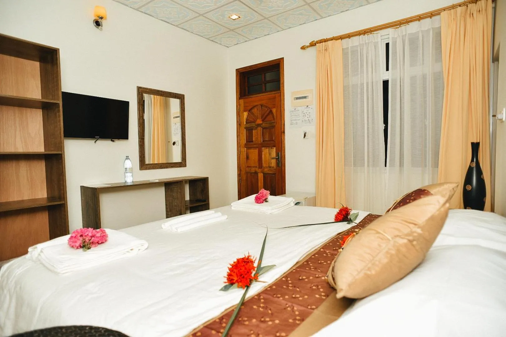 Communal lounge/ TV room, Bed in Summer Vibes Beach Front