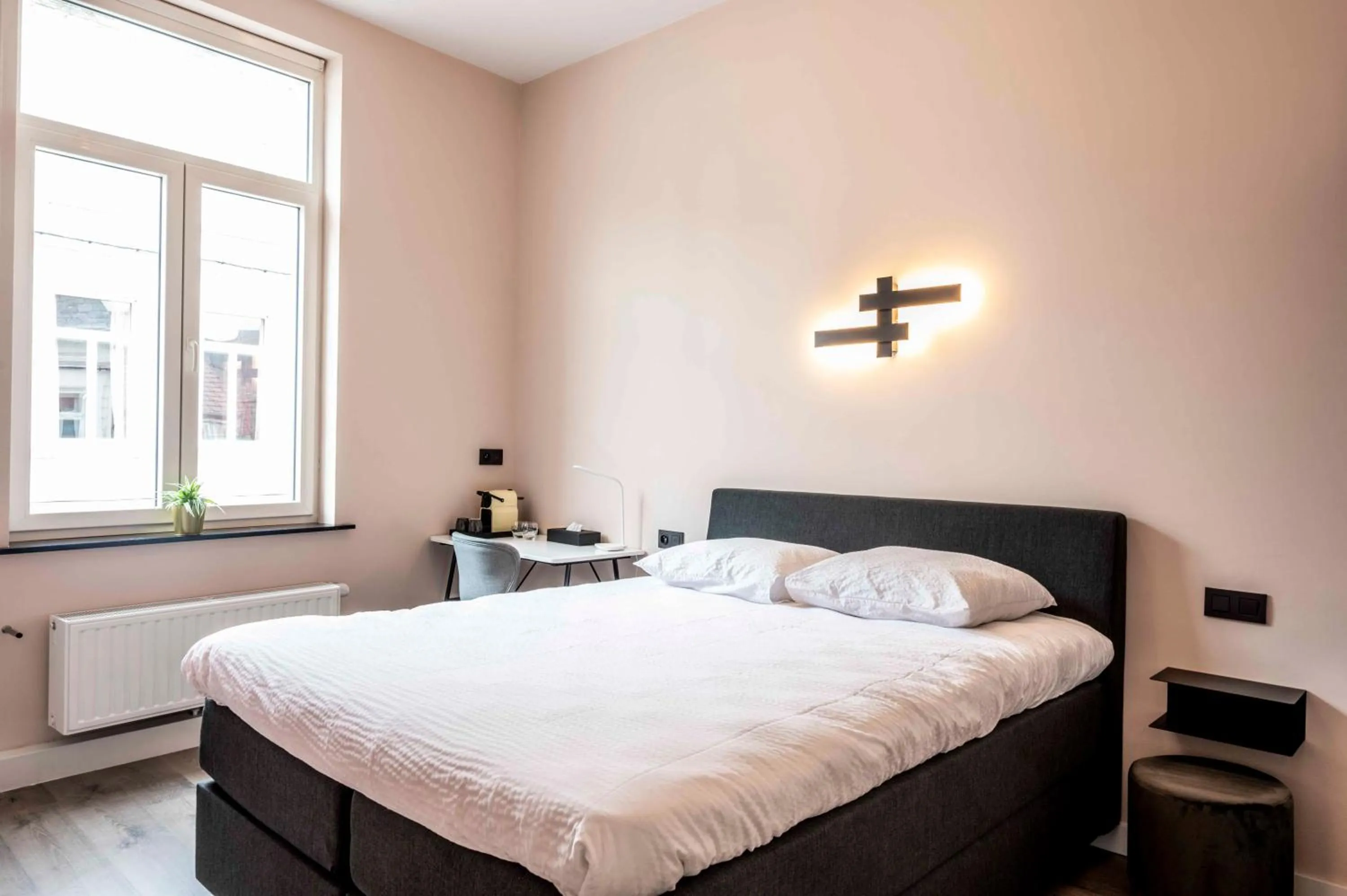 Photo of the whole room, Bed in L'ARTiste