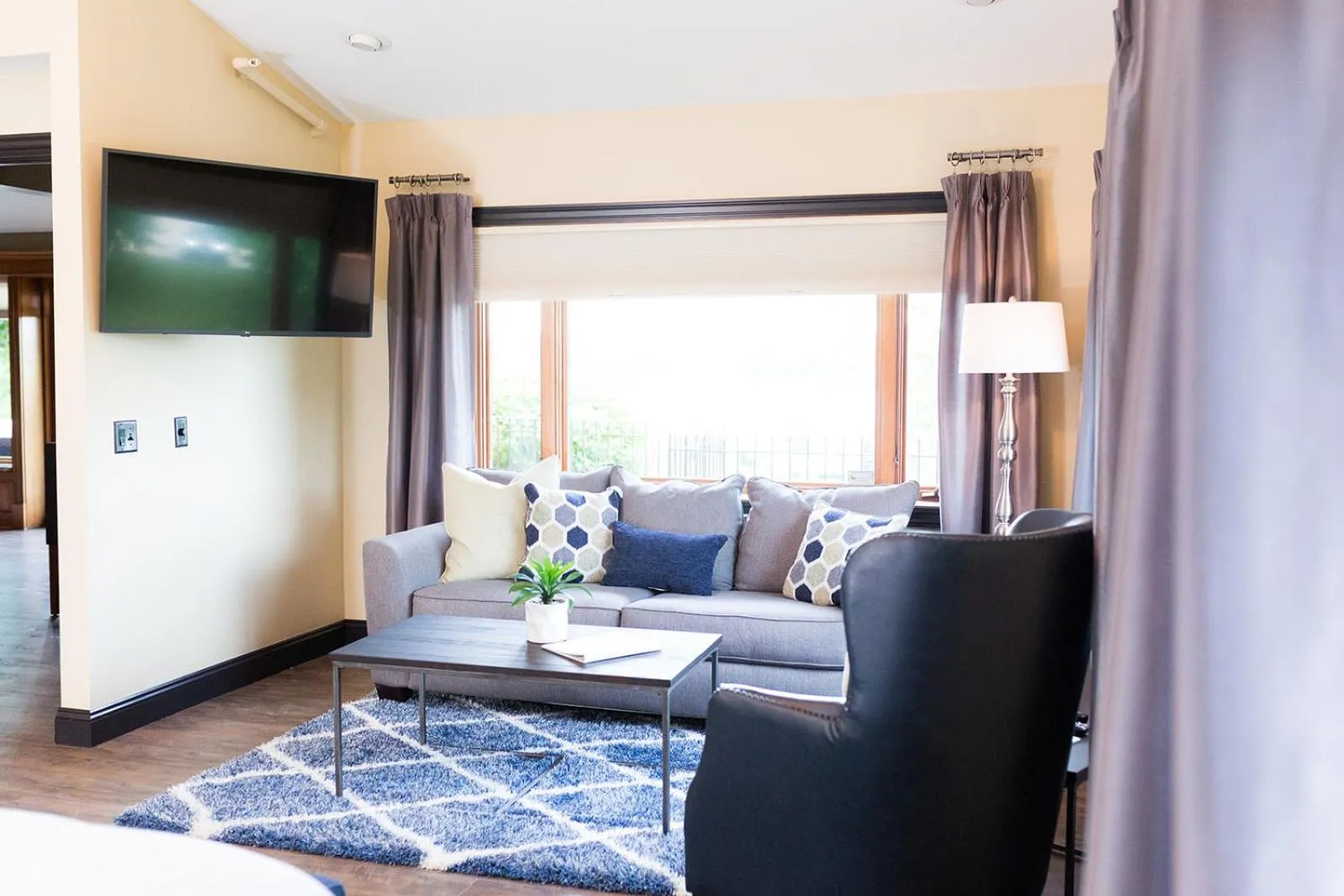 Seating area in River View Lodge