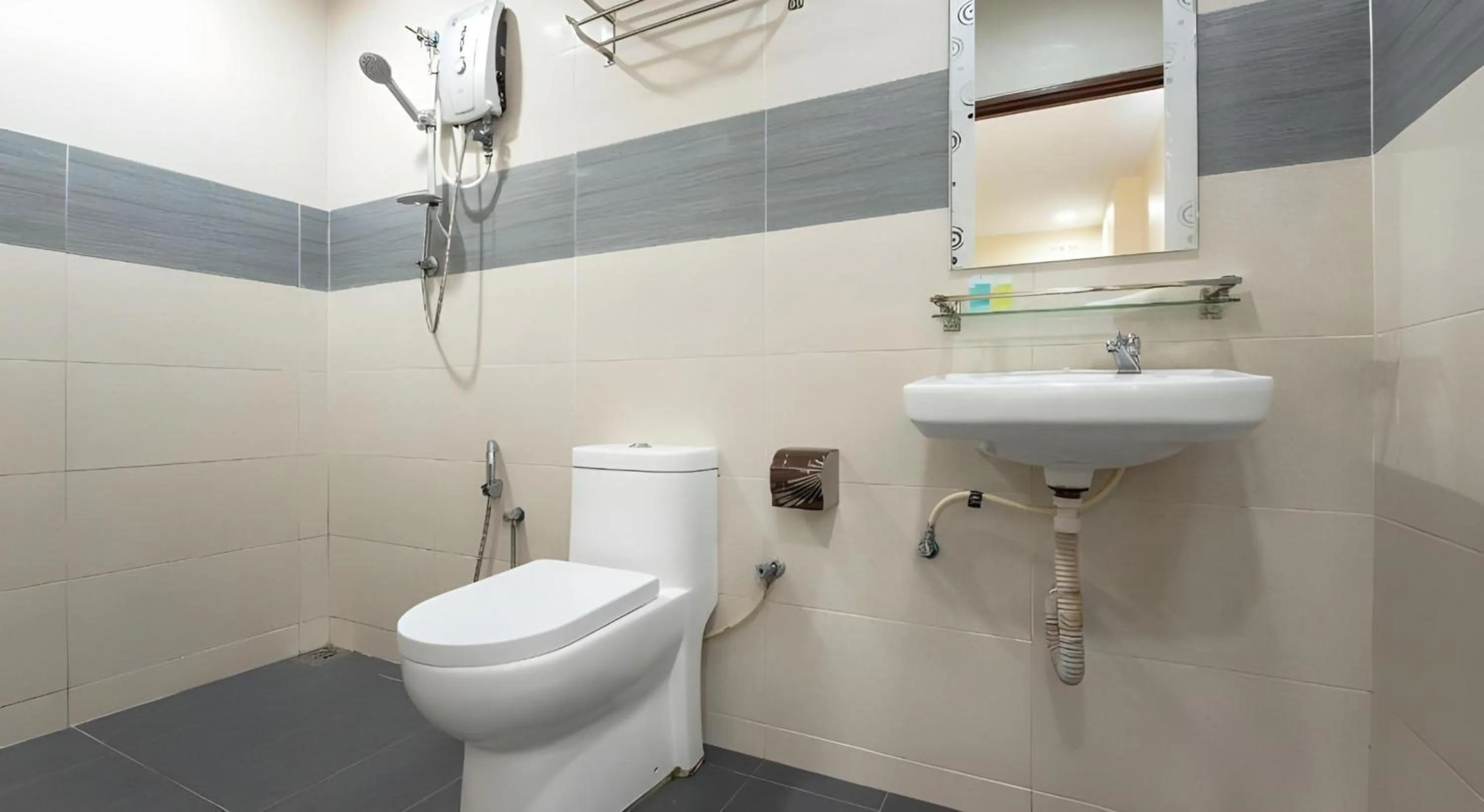 Shower in Hotel O Jasin