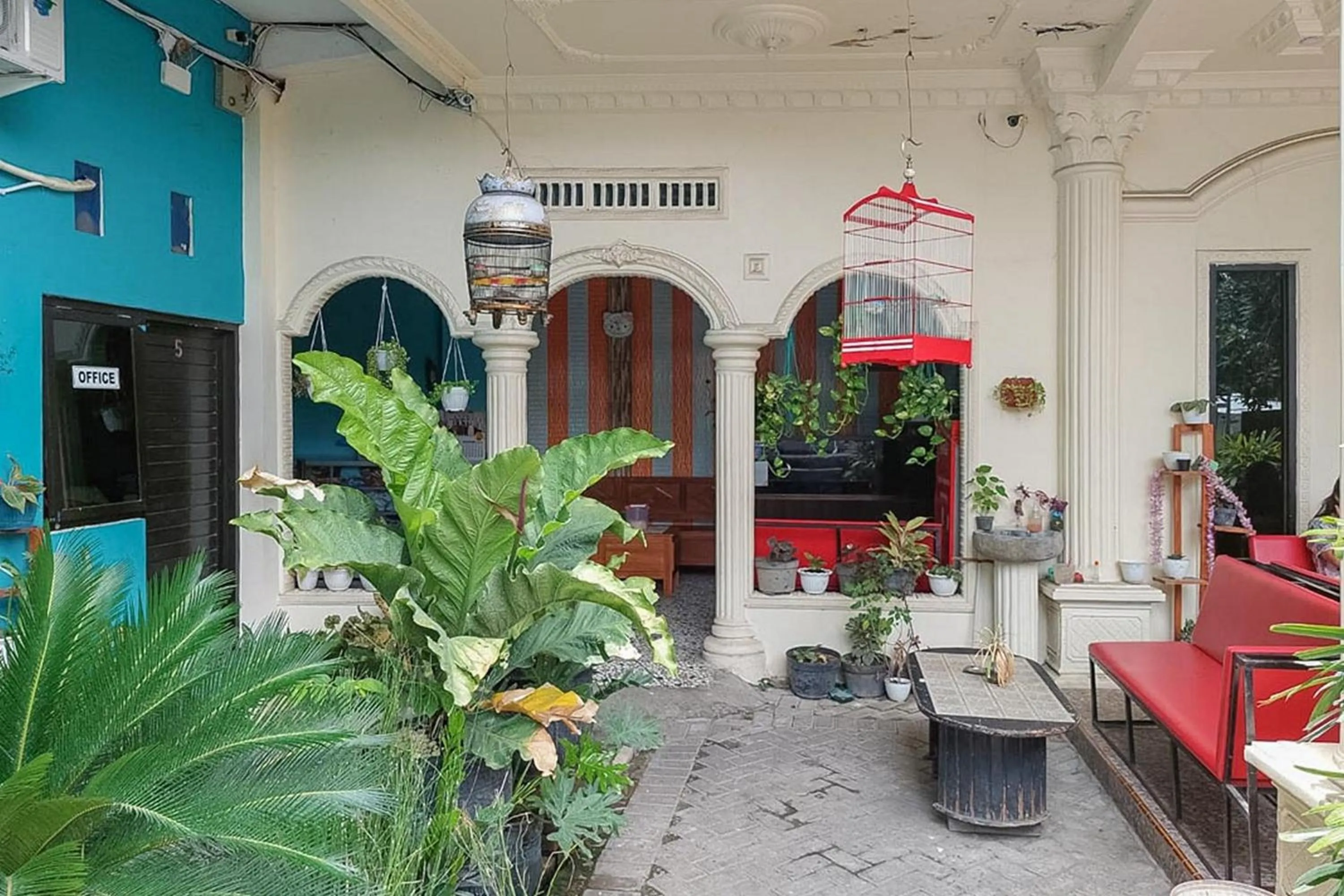 Facade/entrance in Icha Homestay near Terminal Purabaya Madiun