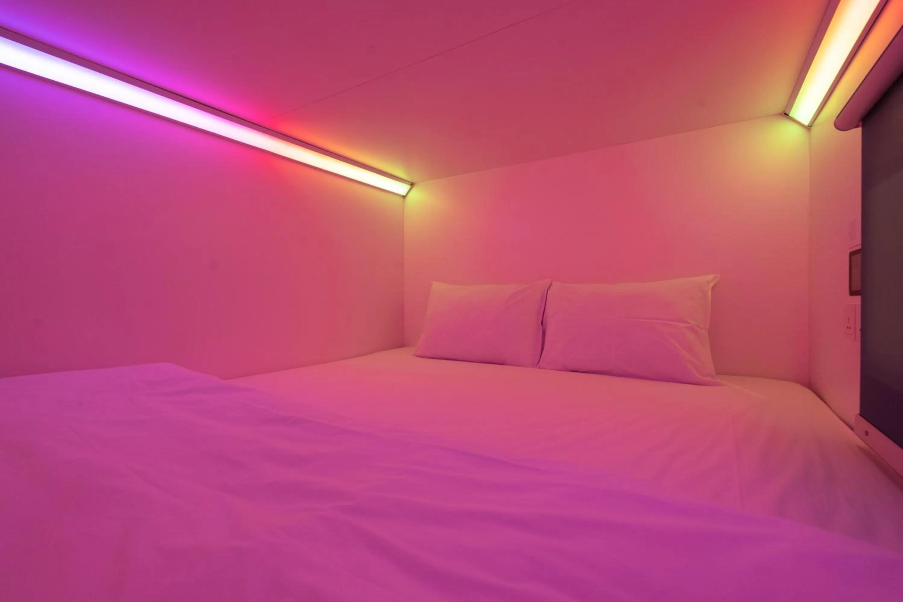 Bed in Bobopod Alun-Alun, Malang