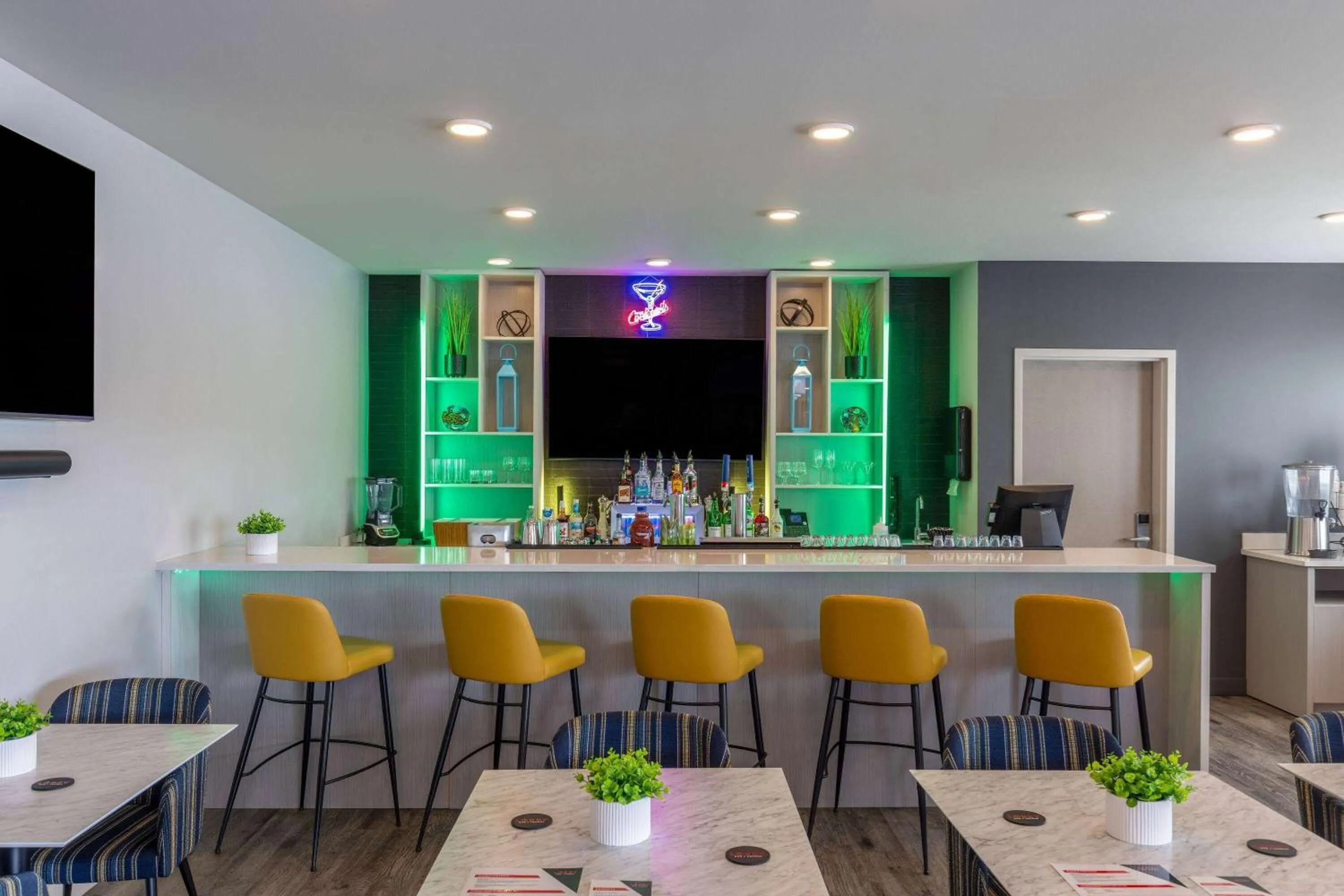 Lounge or bar in Microtel Inn & Suites Dorval QC