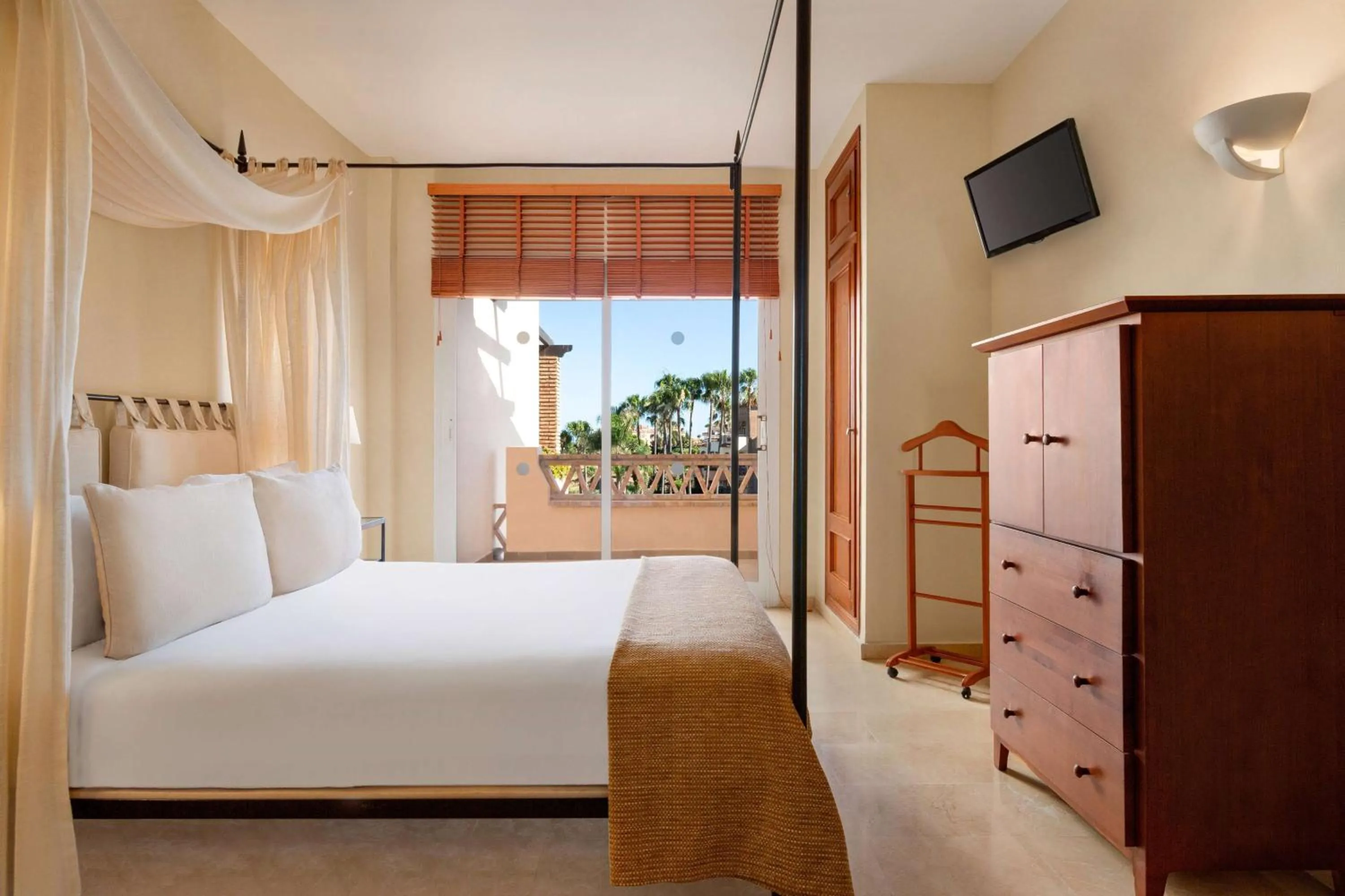 Photo of the whole room, Bed in Wyndham Grand Costa del Sol