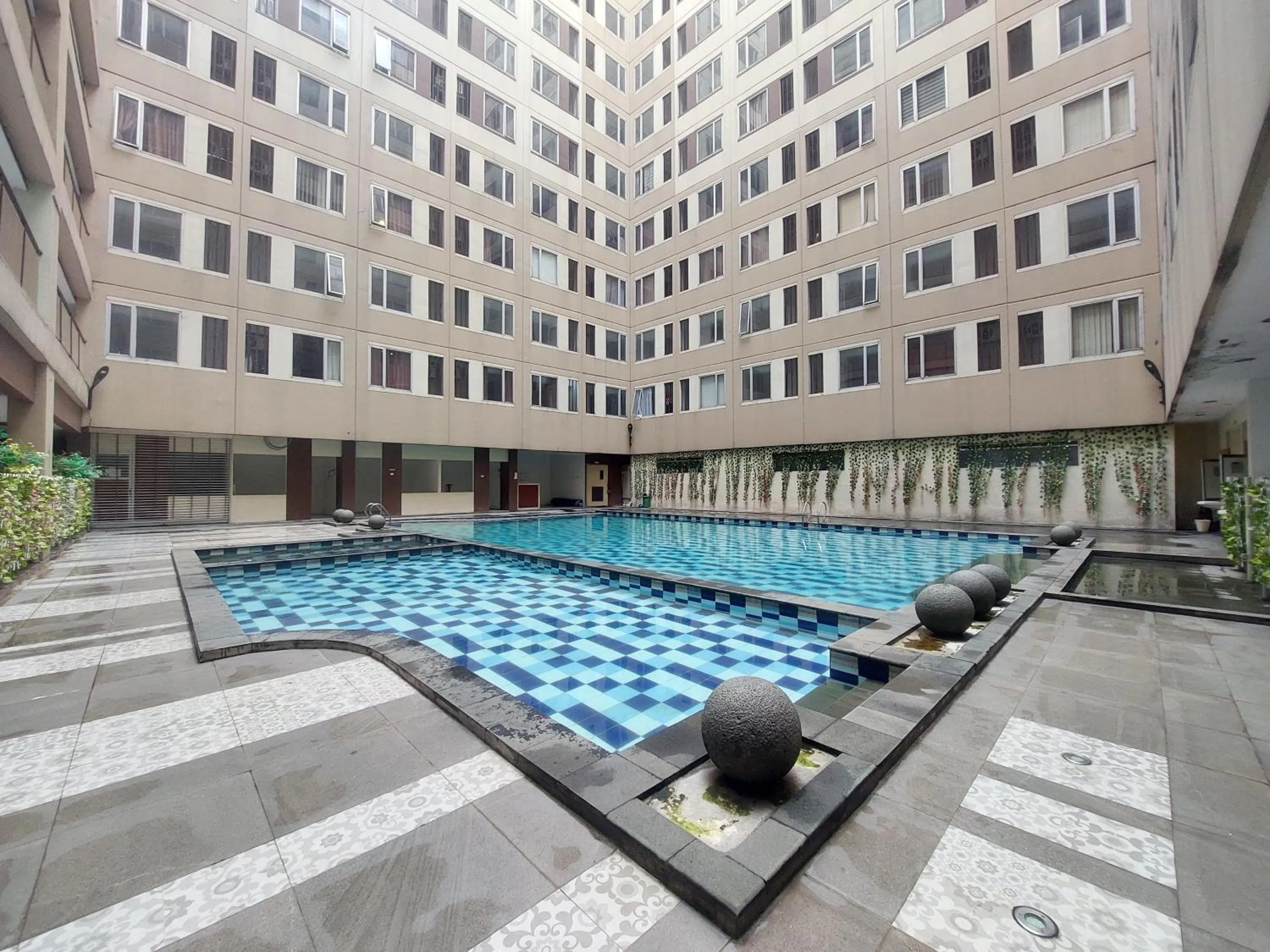 Swimming pool in Emerald Apartel